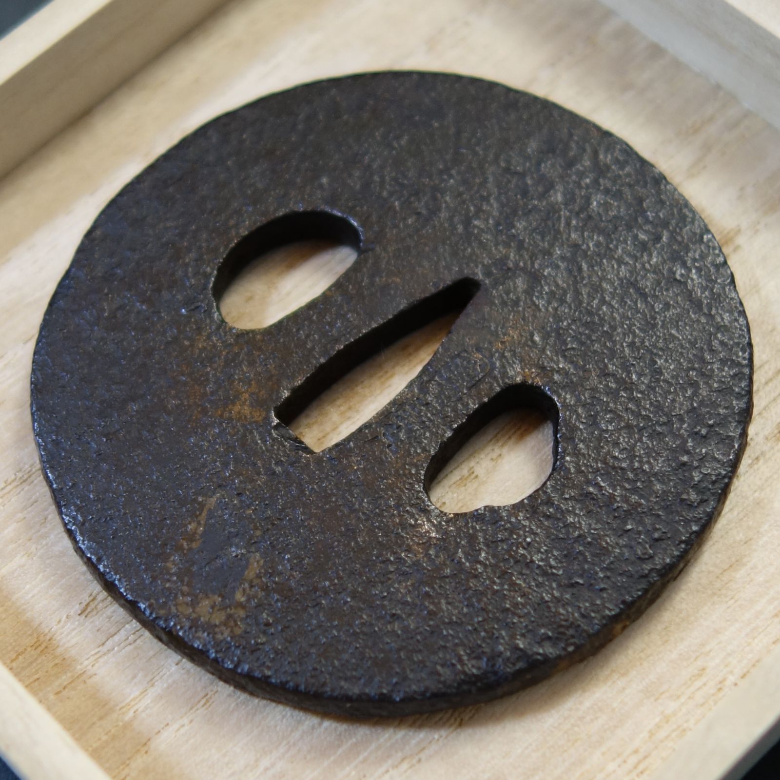 古美術　鉄地刀鍔　古刀剣装具　　時代物　25CB 素文鐔 古刀匠 Tsuba Ko-Tosho Non design | 日本刀買取 販売