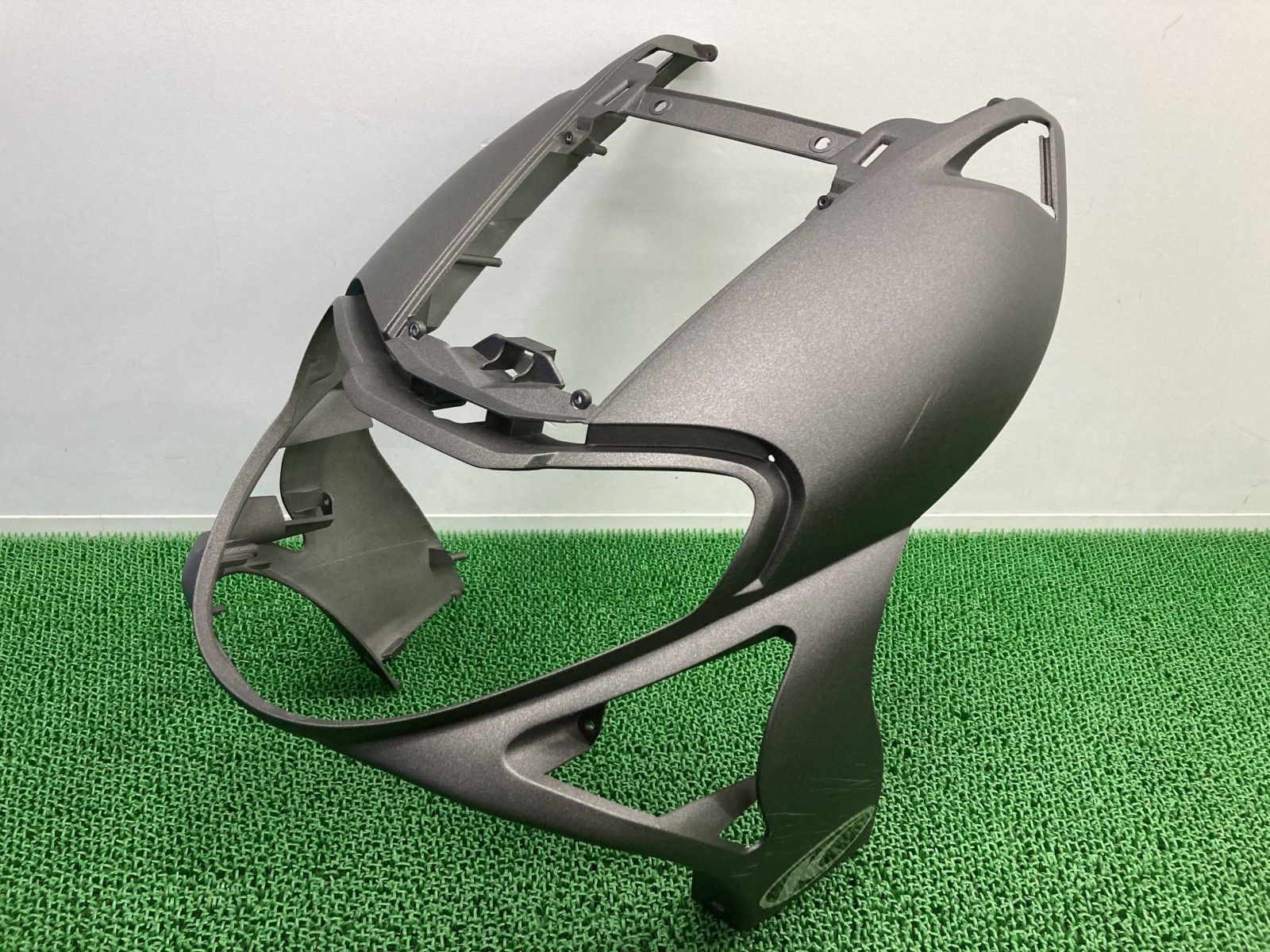 スーパー9 フロントカウル ガンM 64302-KGB5-9000 キムコ 純正 ライトカウル KYMCO ペイント素材に 割れ欠け無し sB