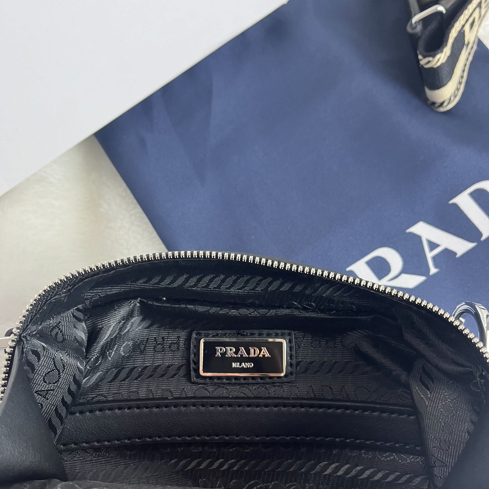 新品✨PRADA プラダ ショルダーバッグ レザー