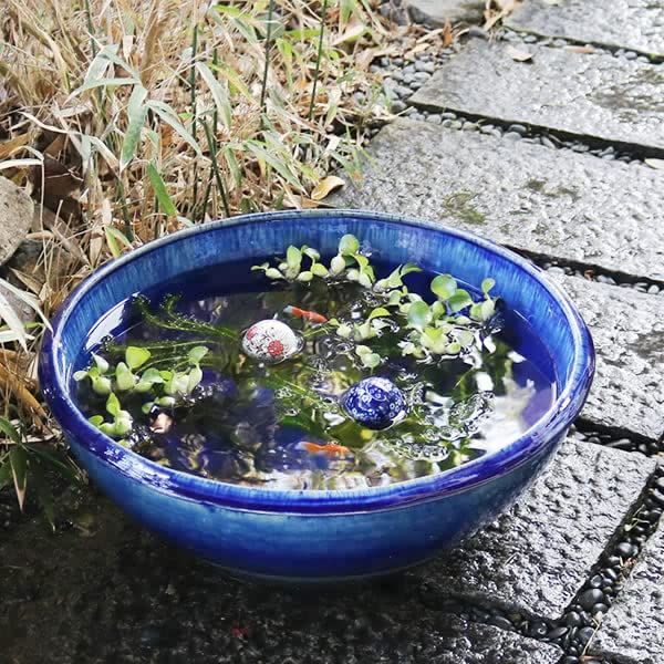 青白い花柄の陶器 網目焼