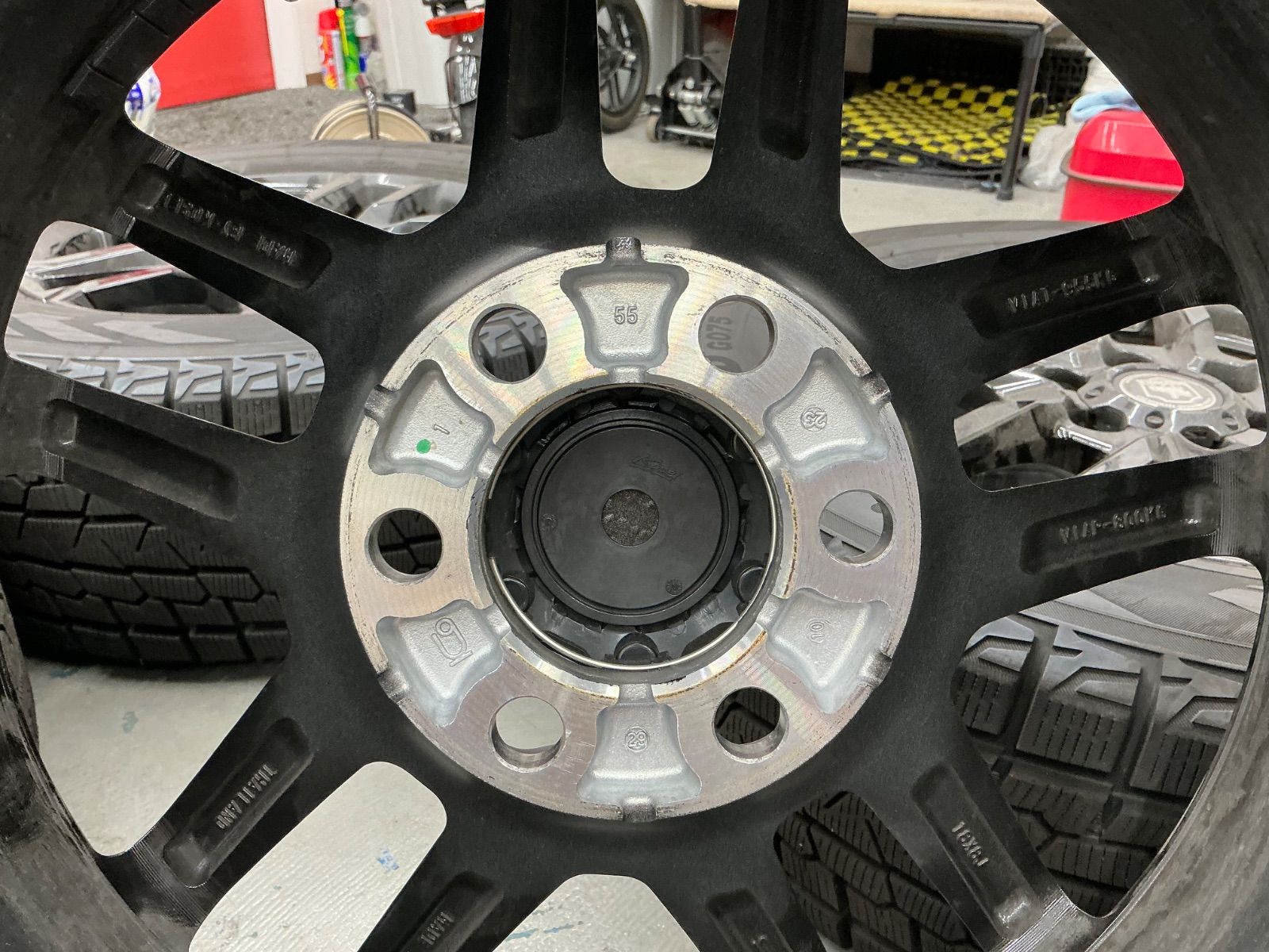 トヨタランドクルーザースタッドレスタイヤホイル付き265 65R18