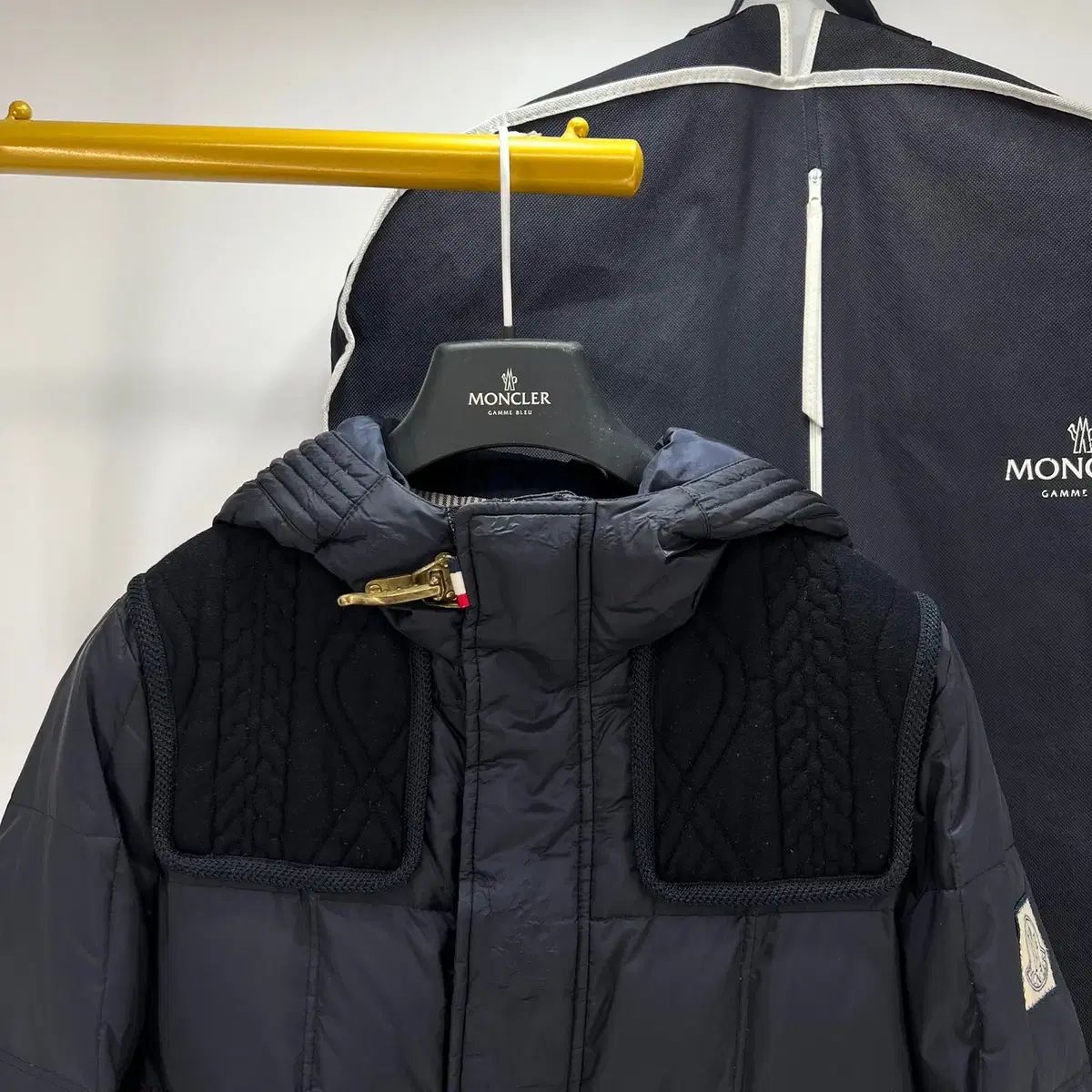 MONCLERモンクレール ダウン入り フード ブルゾンジャケット MONCLER モンクレール ダウンジャケット 9B00022 M1131 メンズ