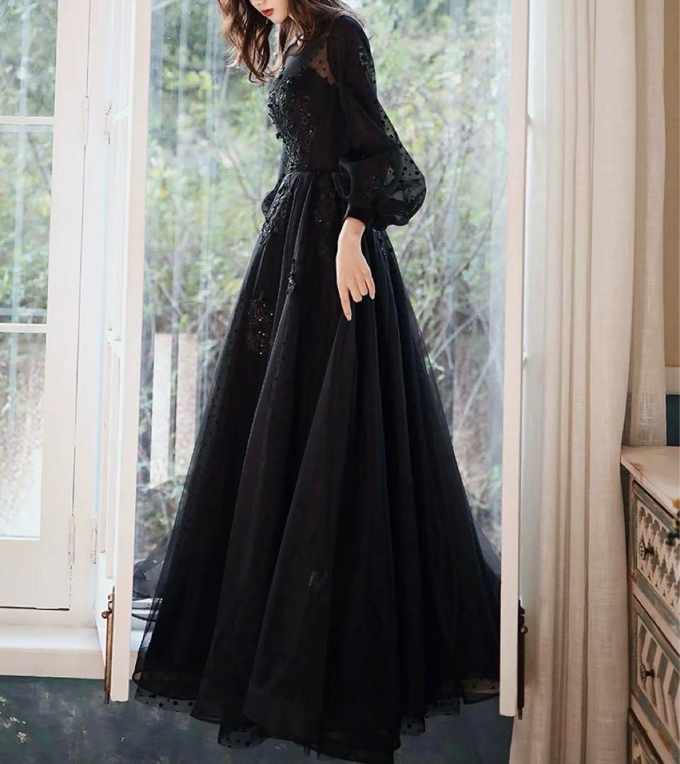 お花のデザインにドット柄のシースルーがオシャレなロングドレス