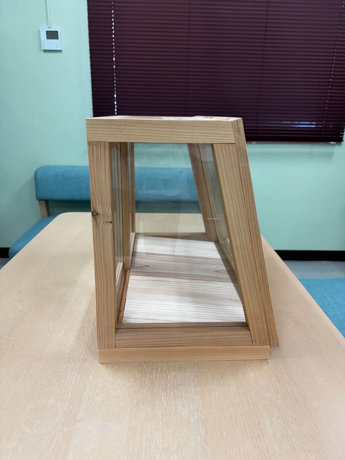 木の温もりで魅せる シンプル＆上質なショーケース