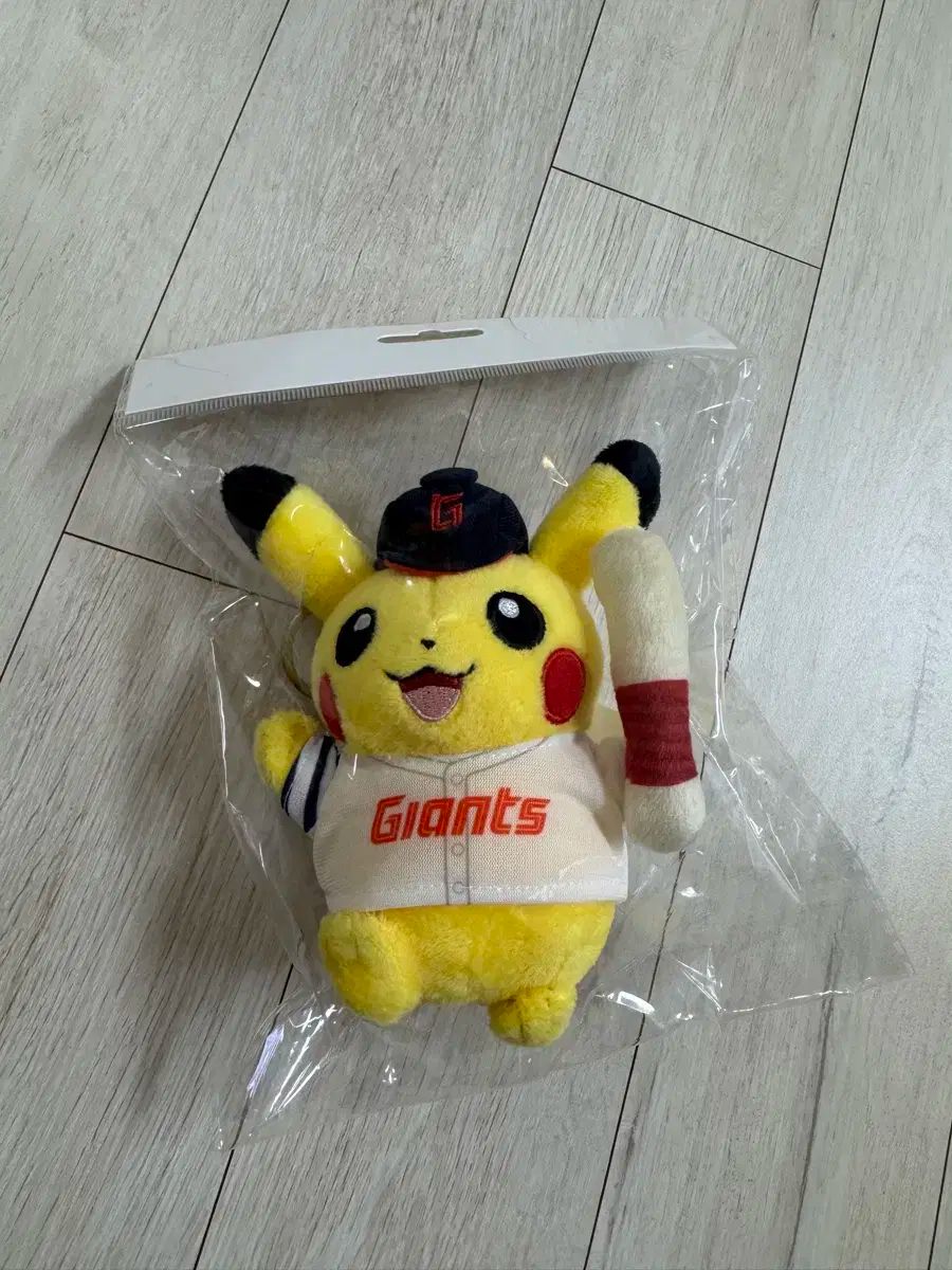 ロッテ ジャイアンツ ピカチュウ キーホルダー
