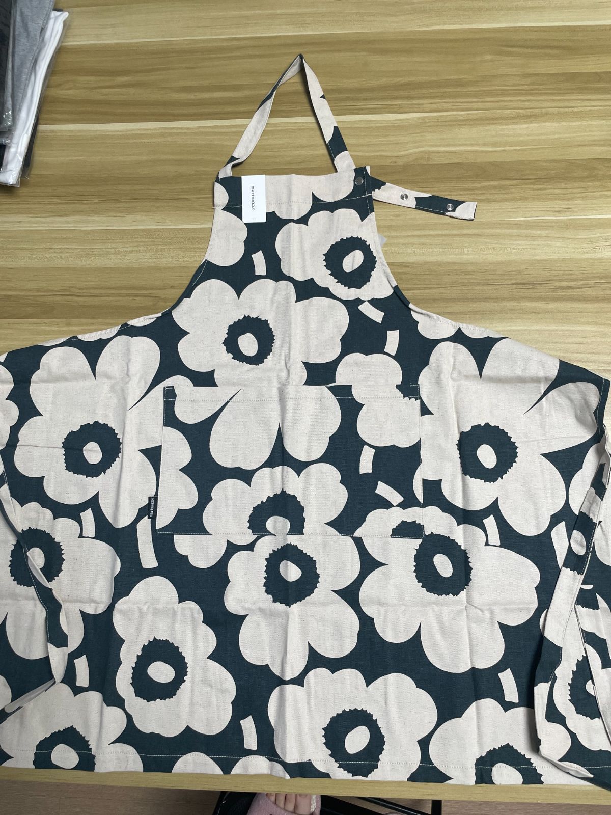 新品未使用 マリメッコ 綿麻ウニッコエプロンMarimekko エプロン ウニッコ 生成り ダークグリーン