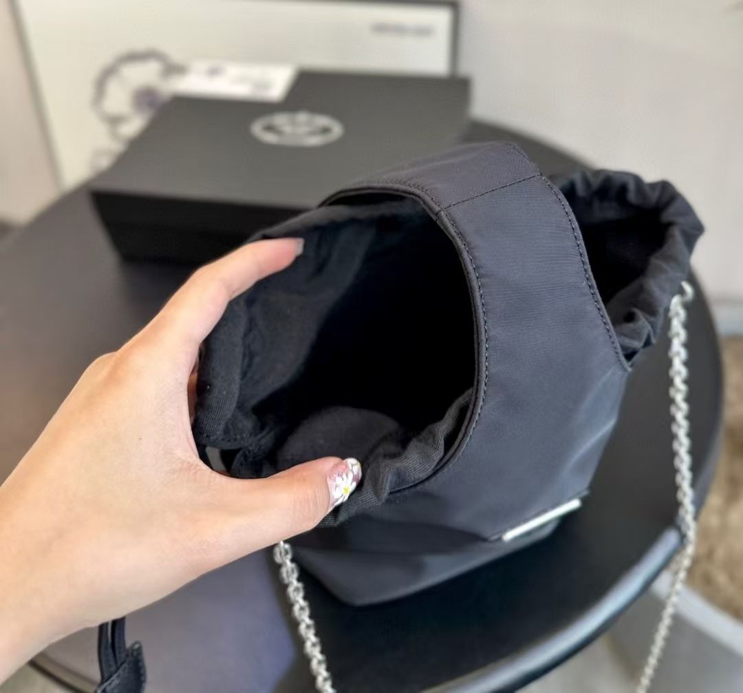 新作セレブ好物 Prada プラダ ショルダーバッグ ハンドバッグ@ - メルカリ 