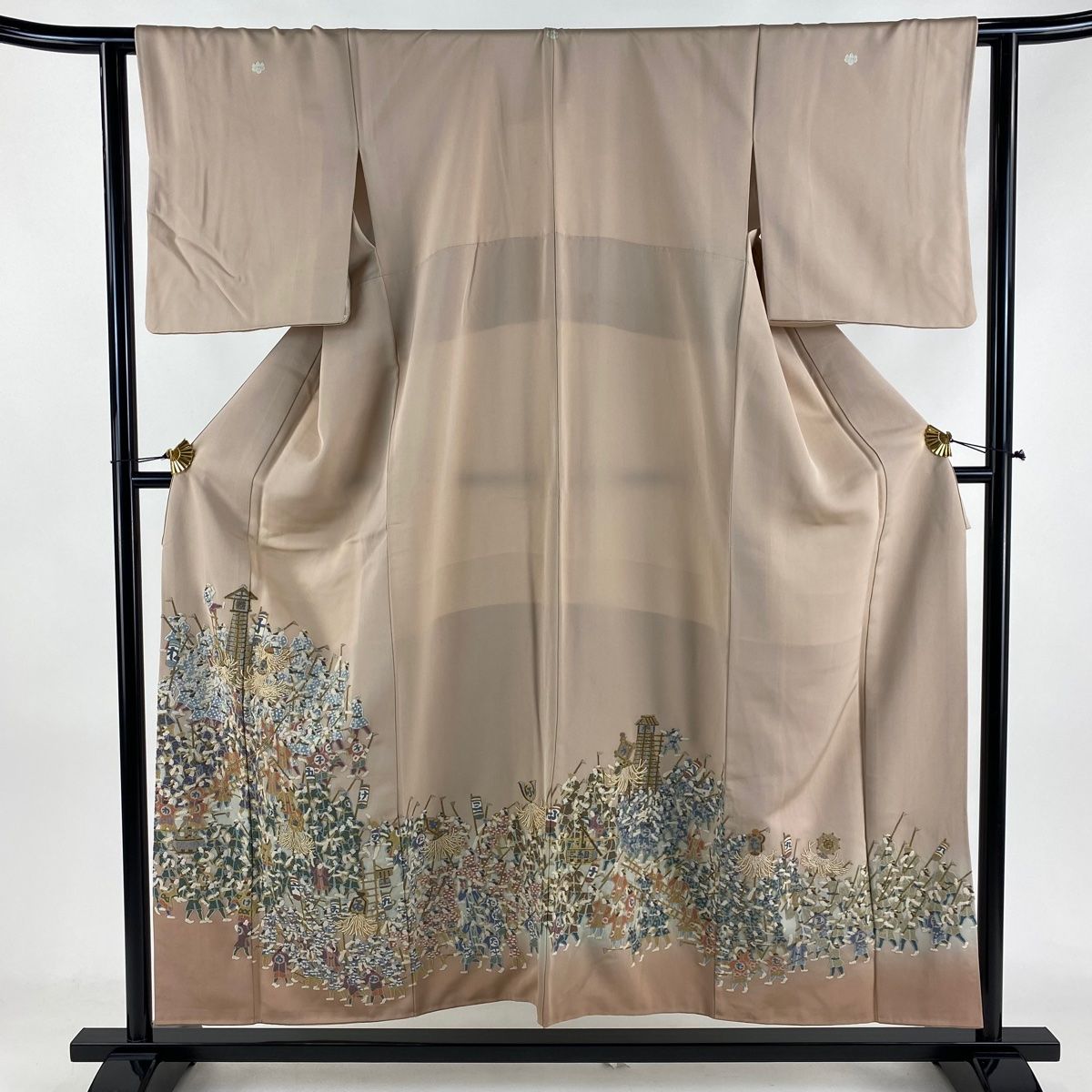 色留袖 身丈151.5cm 裄丈62cm S 袷 火消し 人物 相良刺繍 金糸 ピンクベージュ 正絹 秀品 三つ紋