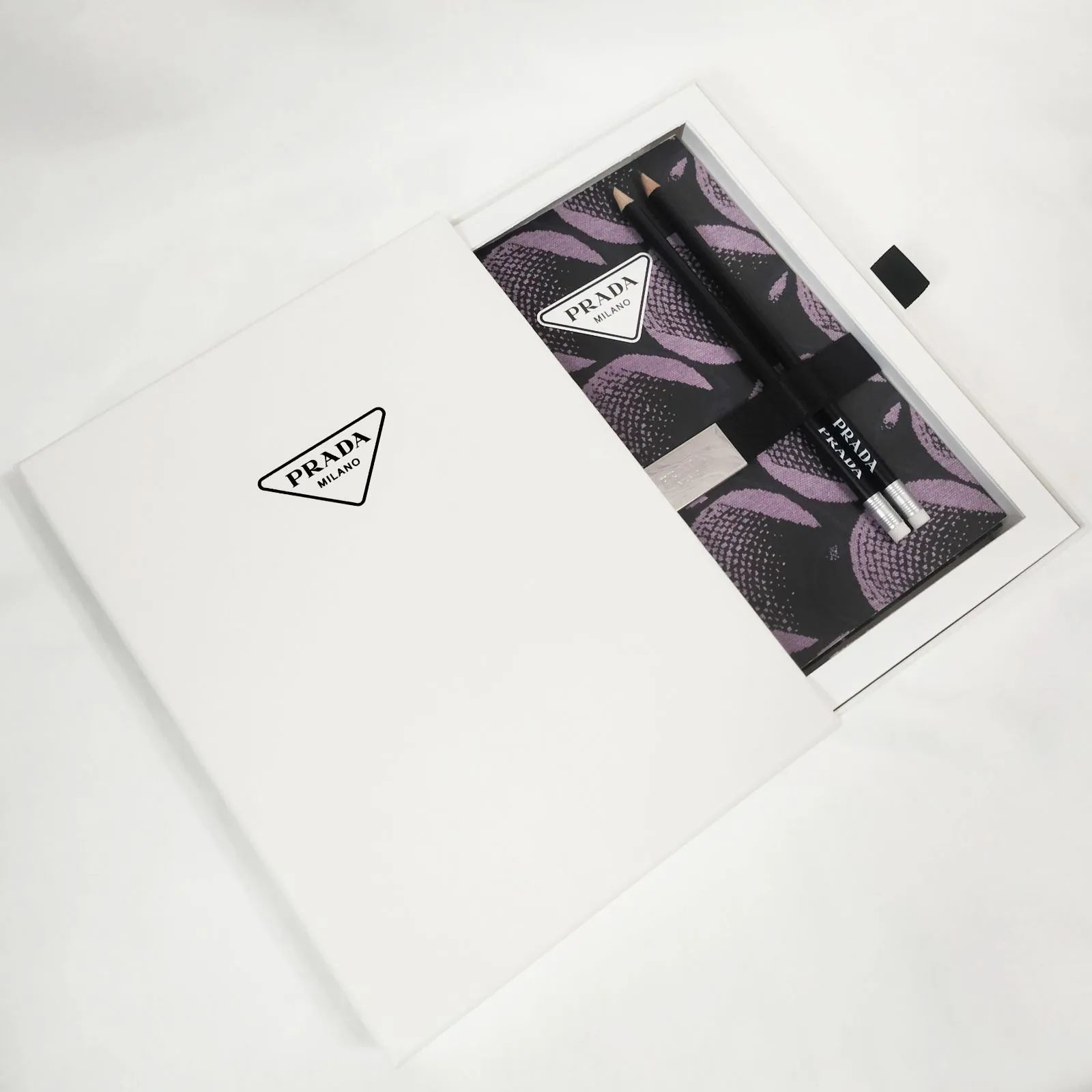 PRADA プラダ ノベルティ 文具セット 未使用】プラダ PRADA ノベルティ 文具セット - メルカリ