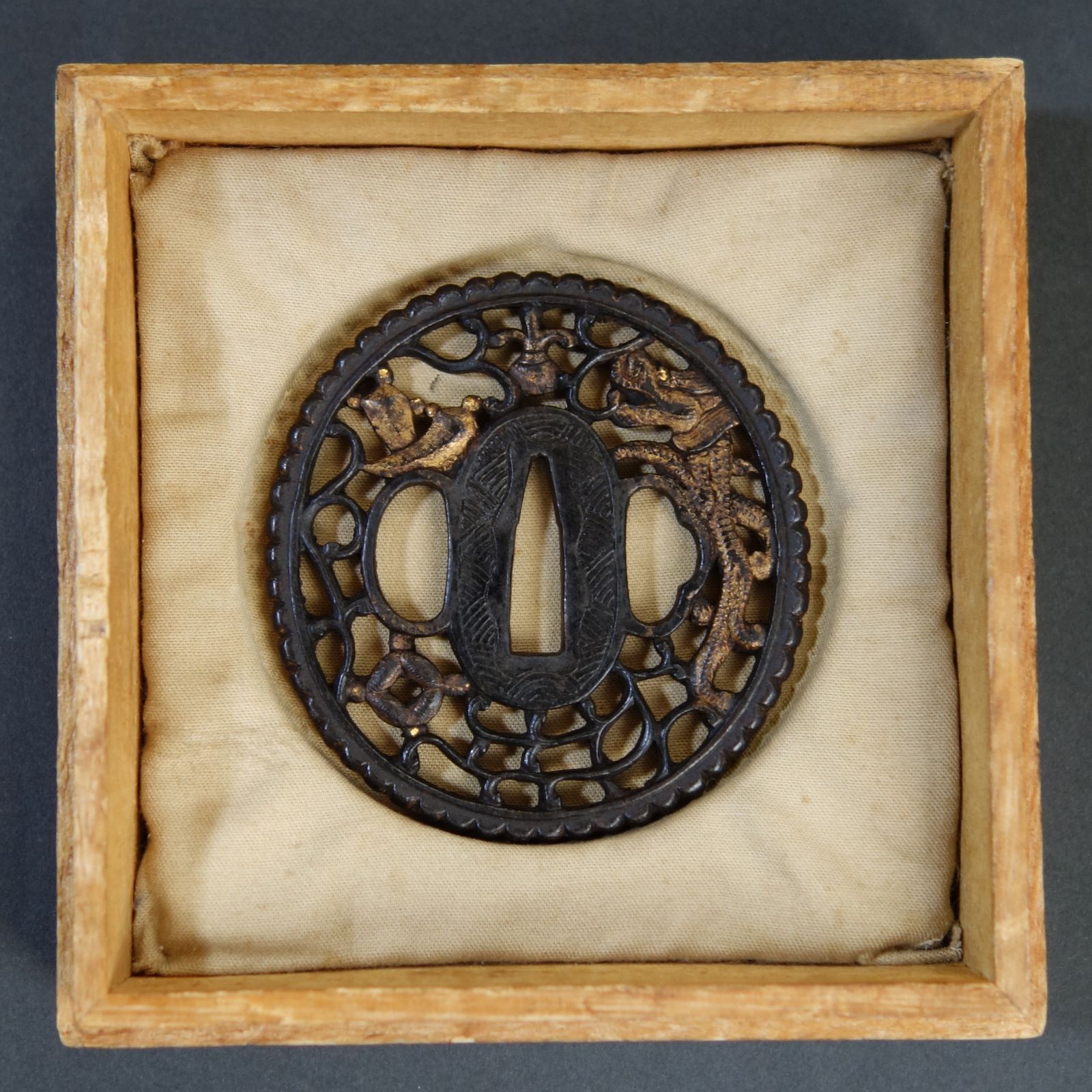 鍔 【 鉄地 鍍金 南蛮鍔 】(鍔箱付き) 日本刀 刀装具 鐔 骨董 古美術