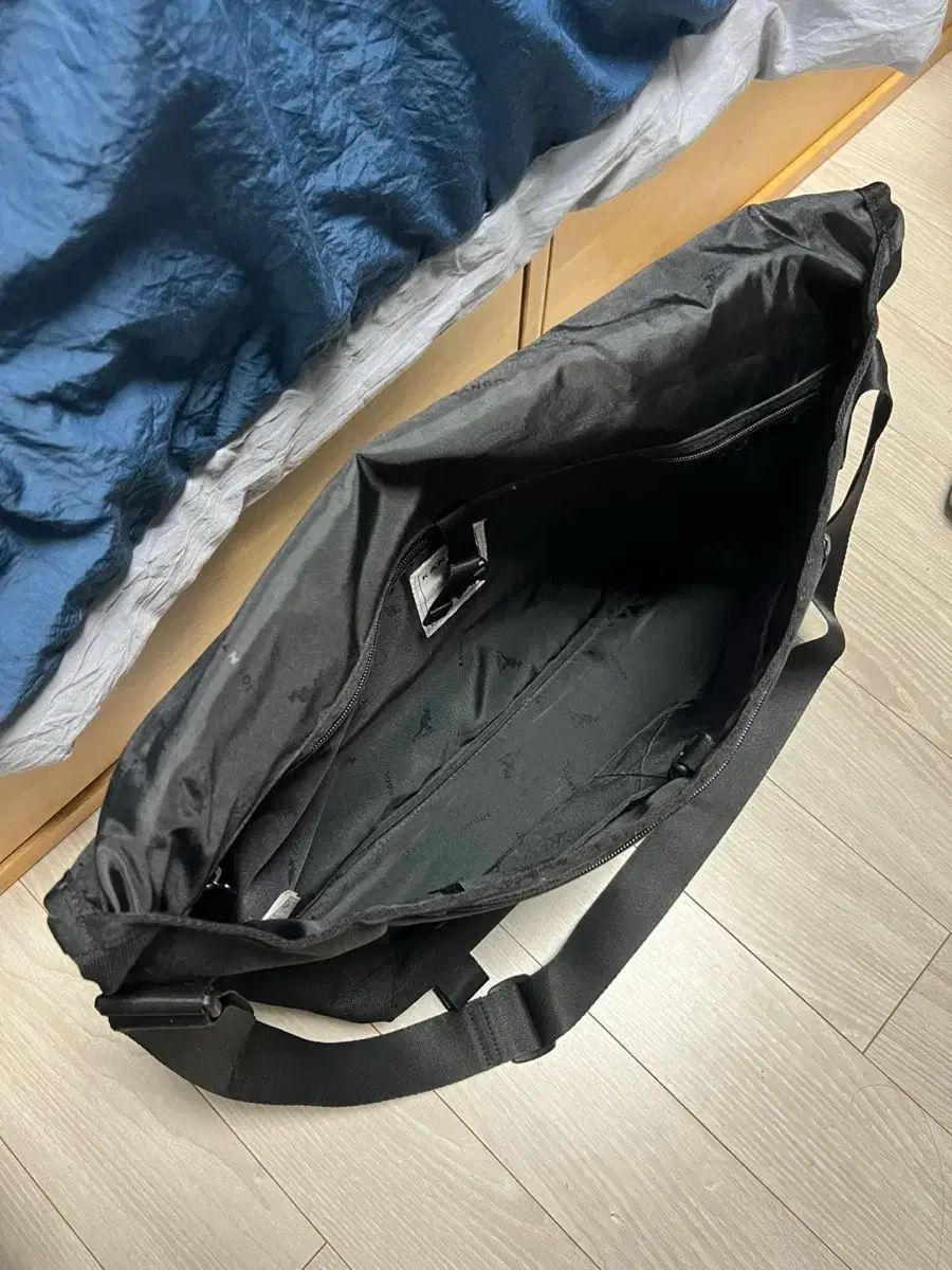 メッセンジャーバッグ