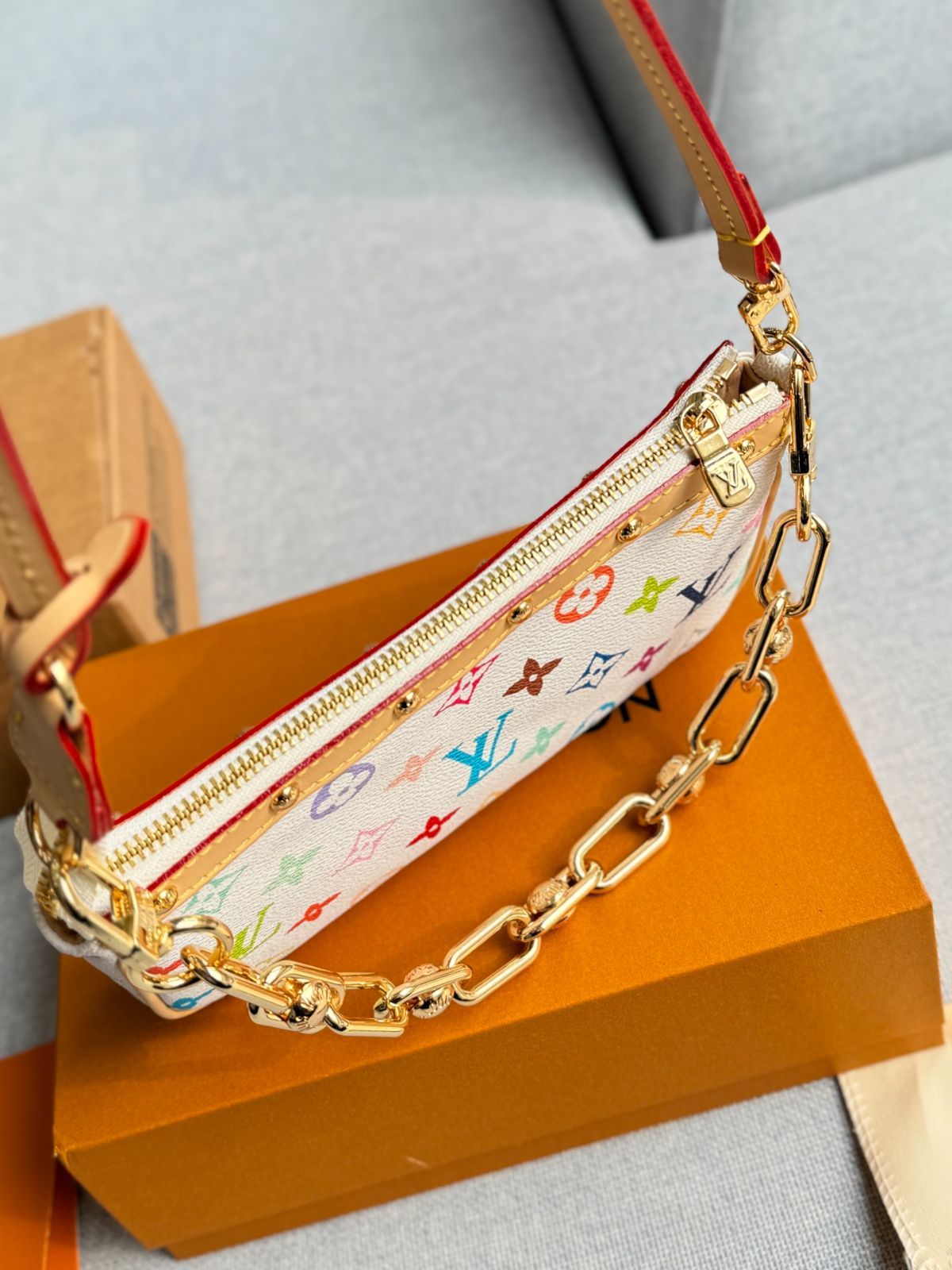 かり出品 ❤️P 1360（折り畳み式航空機ボックス）❤️ LV開口笑中古