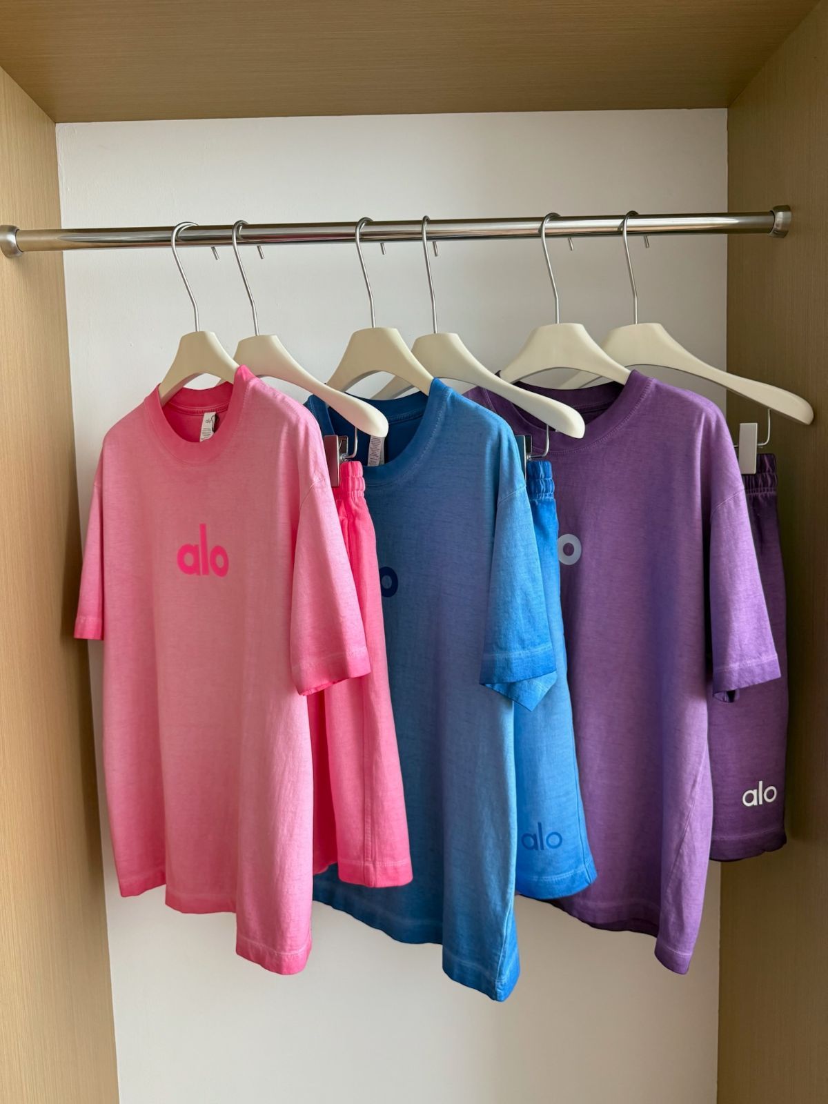 ALO スポーツウェア上下セット 半袖Tシャツ＋ドローストリングショートパンツ シンプルデザイン 2点セット