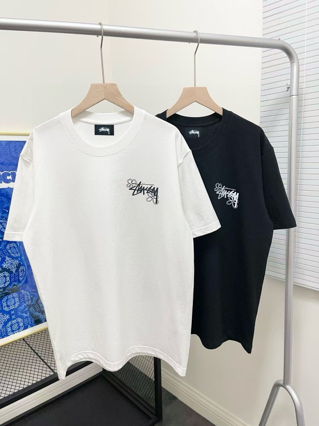 ステューシー24SS新作グラフィティ文字入り半袖Tシャツ。230グラムのダブルヤーン純綿素材で、着心地が快適で通気性が良いルーズフィット。性別に関係なく着用可能です。