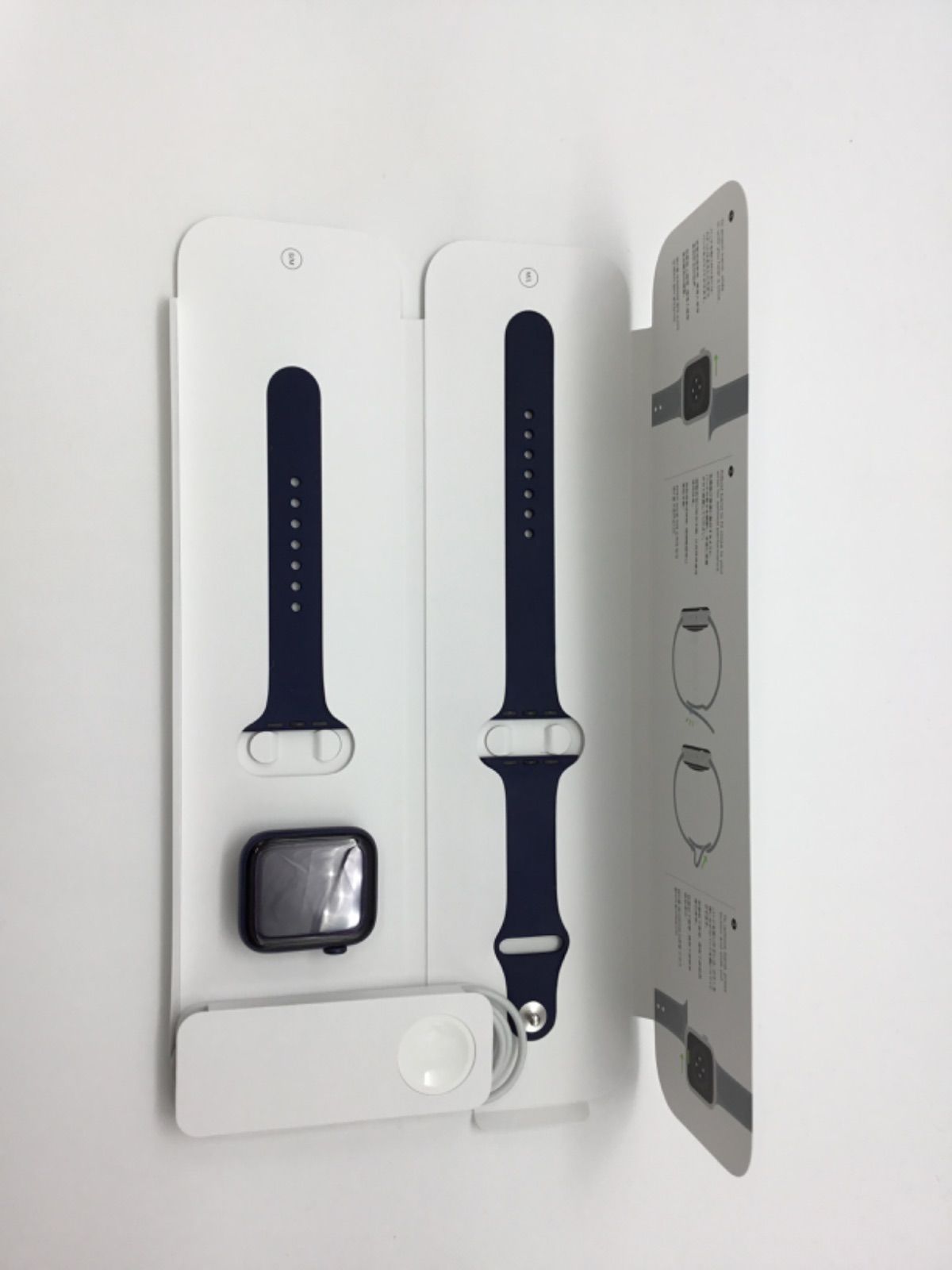 Apple Watch Series 6 Cellularモデル 44mm ブルーアルミニウムケースとディープネイビースポーツバンド