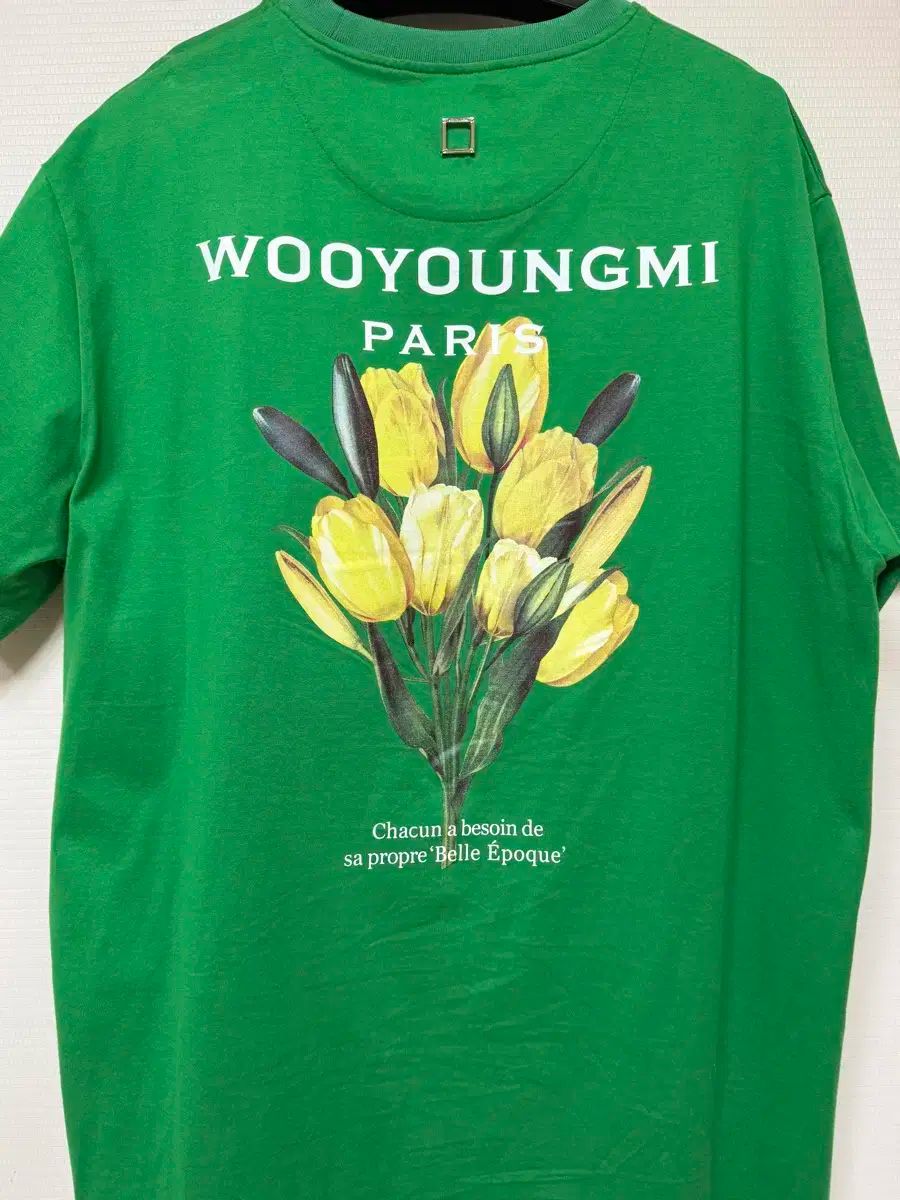 ☆韓国人気☆カーキ フラワー ロゴ Tシャツ/WOOYOUNGMI☆ WOOYOUNGMI | 우영미 Wooyoungmi Khaki Flower Logo T-shirt on