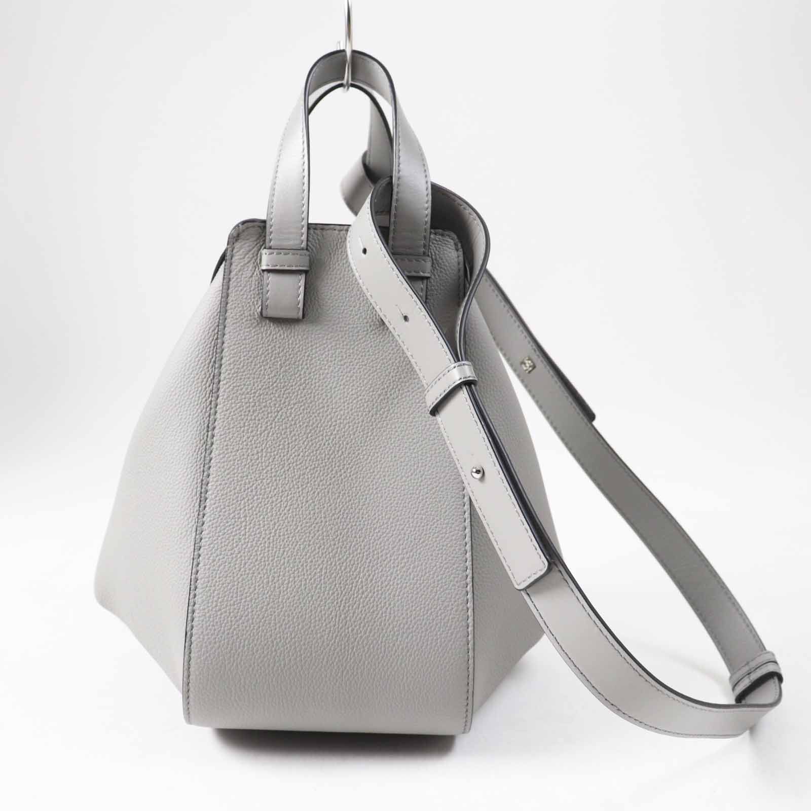 LOEWE シルバーショルダーバッグ 保存袋付き LOEWE シルバーショルダーバッグ 保存袋付き