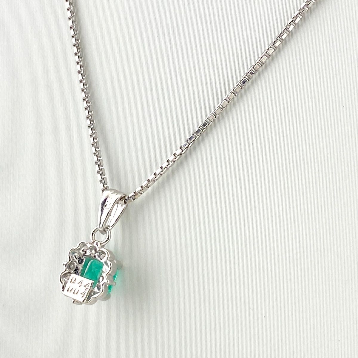 エメラルド デザインペンダントトップ Pt900 エメラルド デザイン