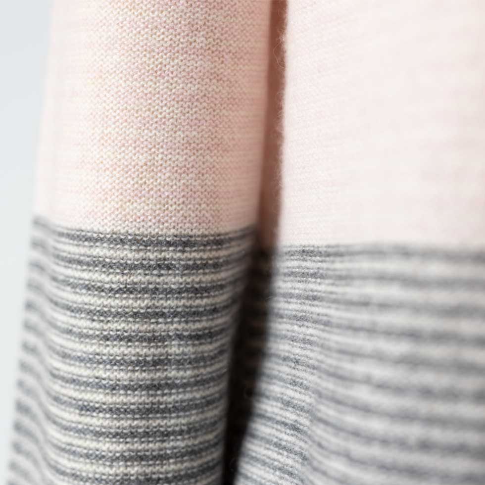 カシミヤ100％グラデ―ションナローボーダーカーディガン