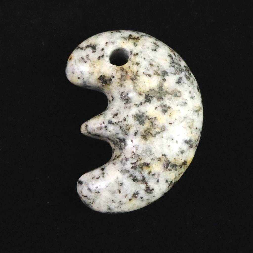 京都府産 小売 鞍馬石 31mm 獣型 勾玉 証明書付 11.0g 【榎本通商