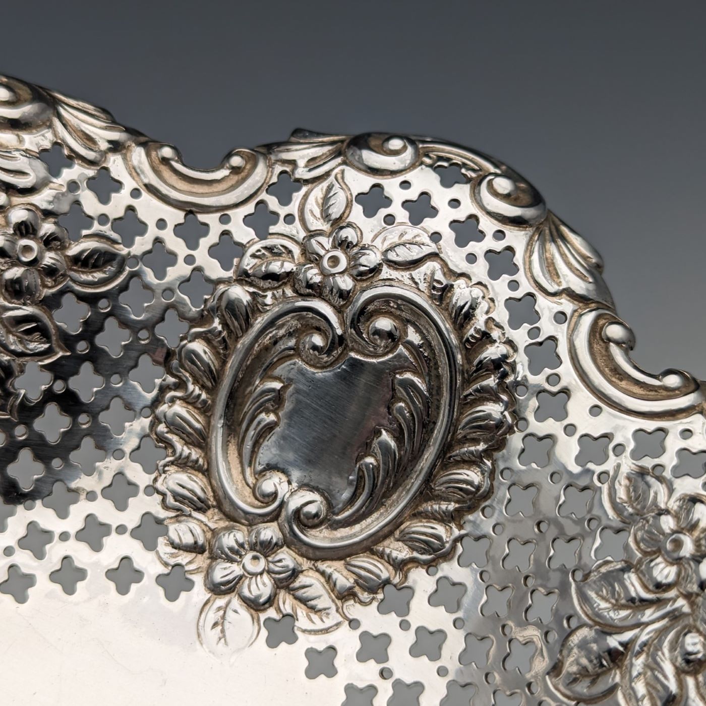 1895年 英国アンティーク 純銀製 花装飾 ディッシュ 111g James Dixon ＆ Sons 1895年 英国アンティーク 純銀製 花装飾 ディッシュ 111g James