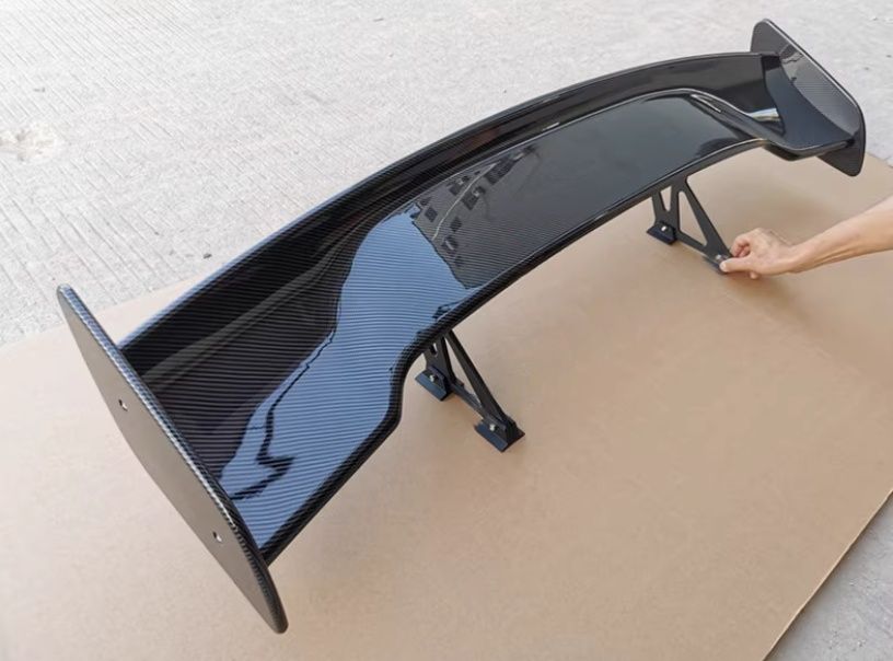 新型カーボンファイバースタイルリアスポイラー