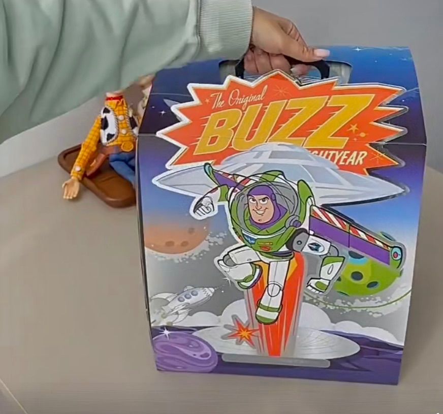 海外限定 正規品 トイストーリー バズライトイヤー フィギュア ライト