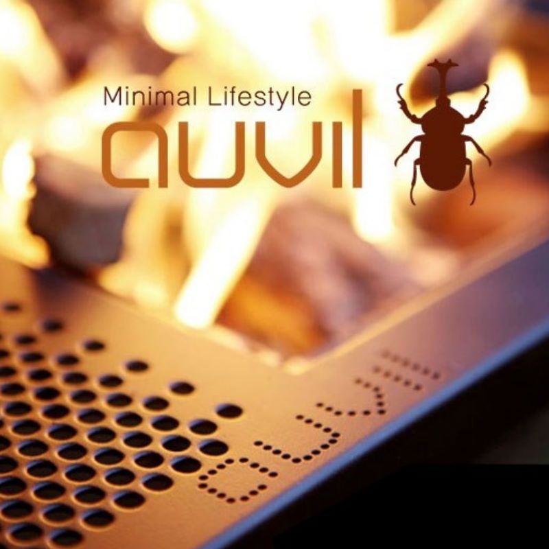 折れ脚テーブルはブラックアイアンテーブルで天板はパンチング加工