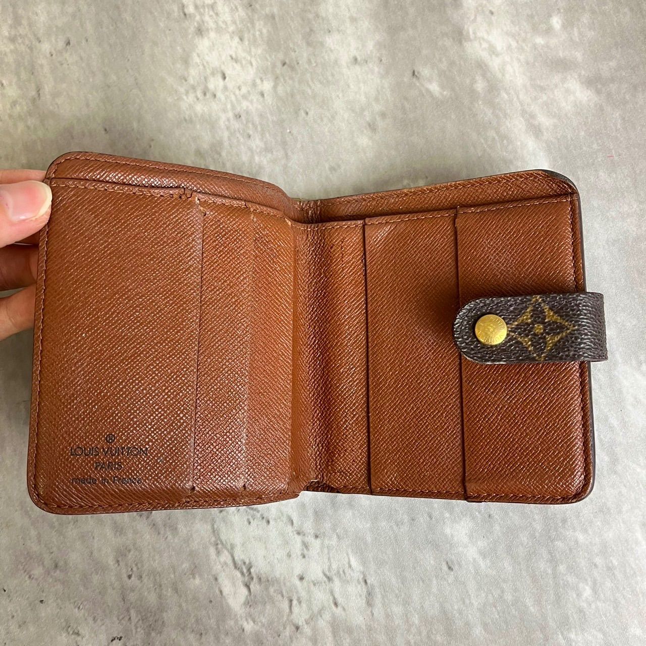 ✨良品✨ LOUISVUITTON ルイヴィトン 二つ折り財布 モノグラム コンパクトジップ 総柄 ゴールド金具 ロゴ型押し ウォレット カードケース  定期入れ 小銭入れ シリアル PVCレザー ユニセックス レディース メンズ ブラウン 茶色