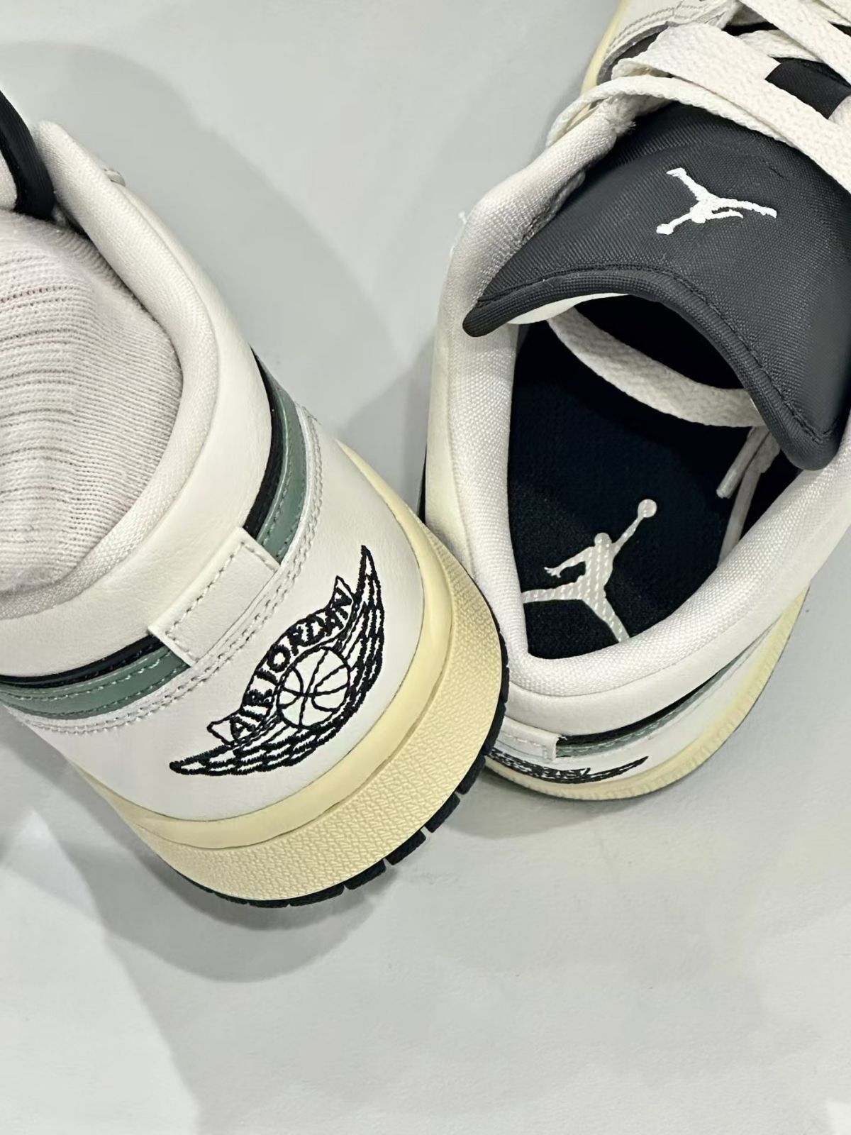 ナイキ エア ジョーダン 1 ロー NIKE W AIR JORDAN 1 LOW アンスラサイト/ジェイドスモーク DC0774-001