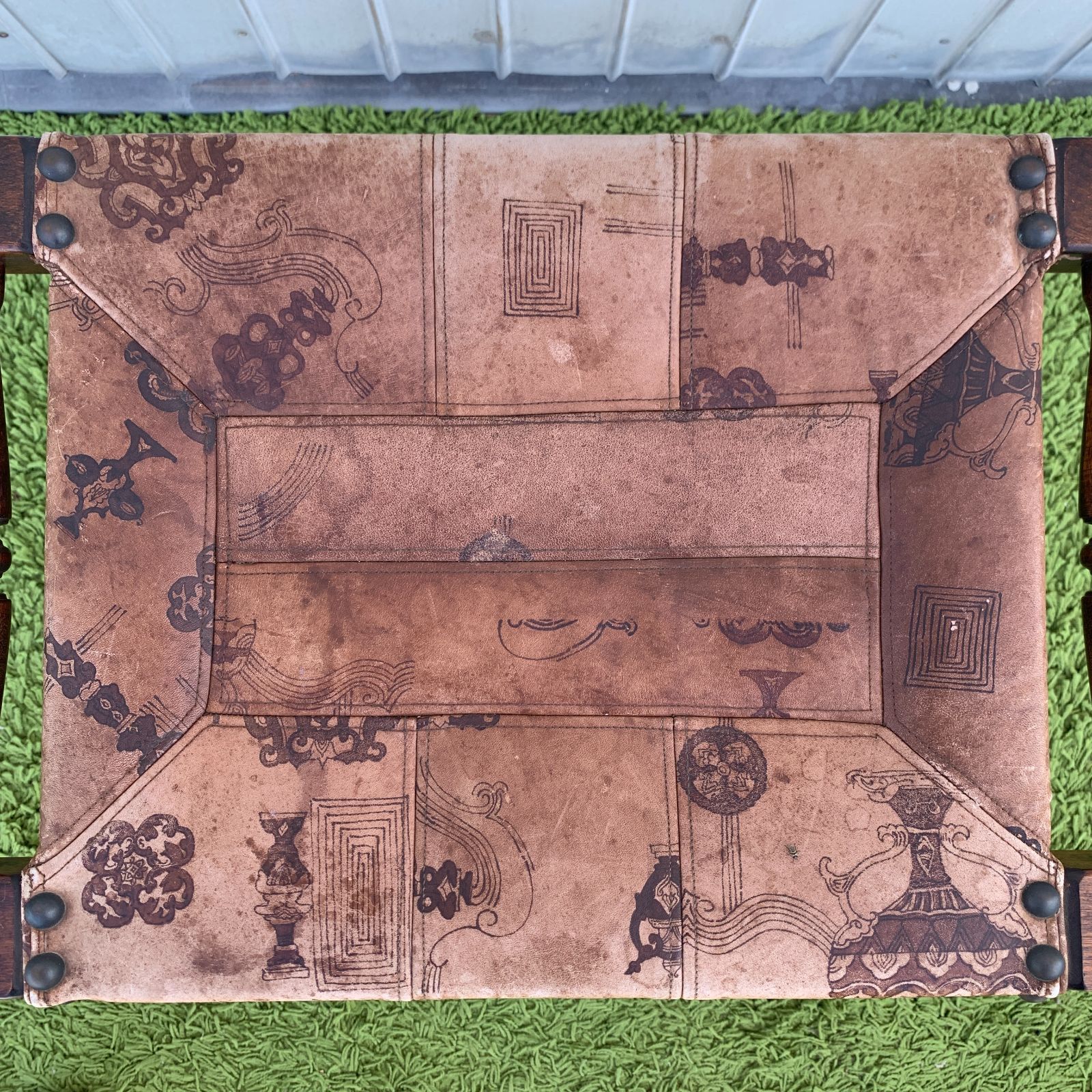 スタッズ インテリア