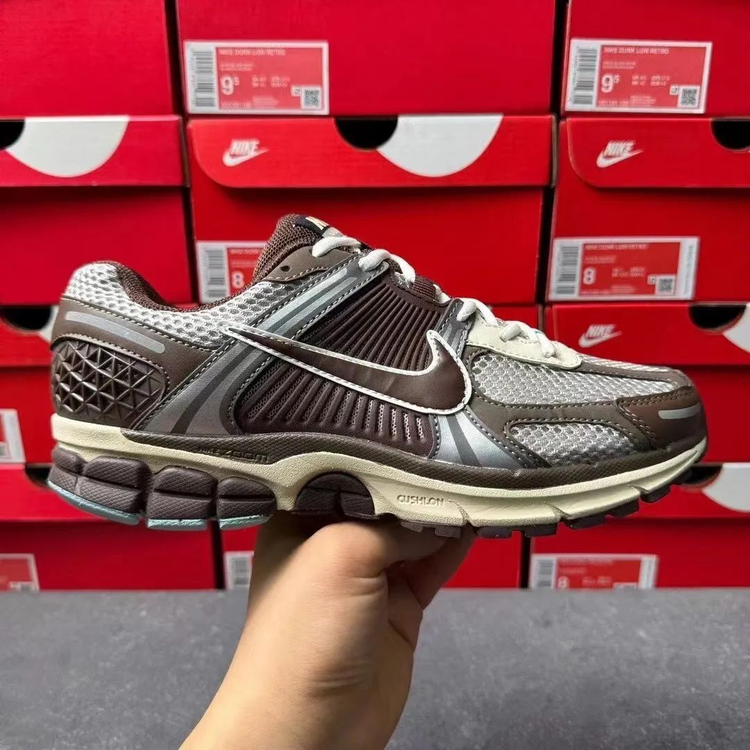 ナイキ Nike Air Zoom Womero 5 レトロなランニングシューズ茶色 FD9920-022