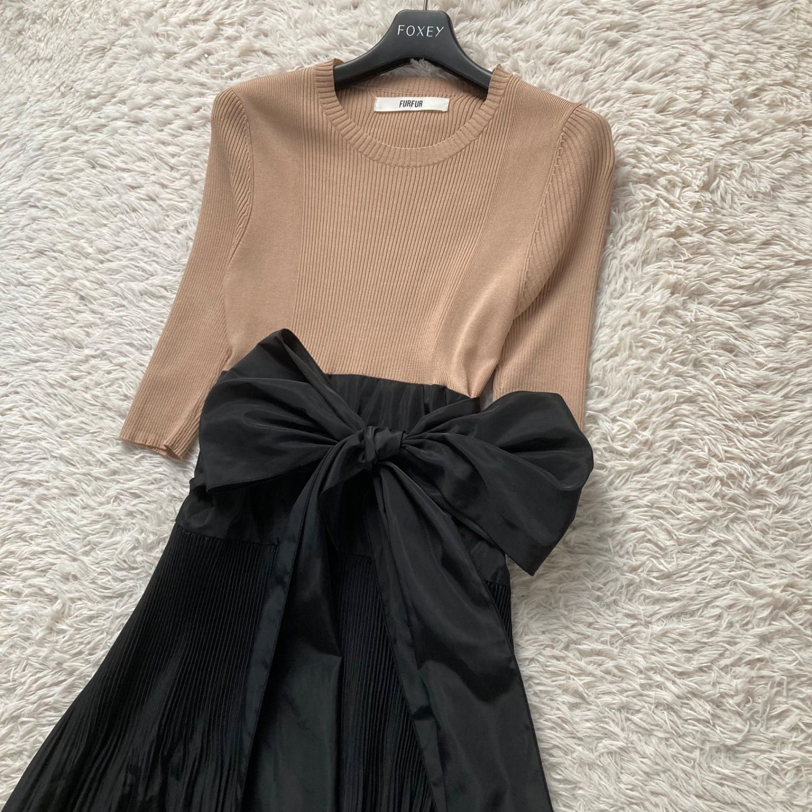 FURFUR ファーファー 大人レディなリボン付ニットコンビプリーツワンピース マキシ丈 フリーサイズ 黒 ブラック ベージュ レーヨン 上品 デートにおすすめ