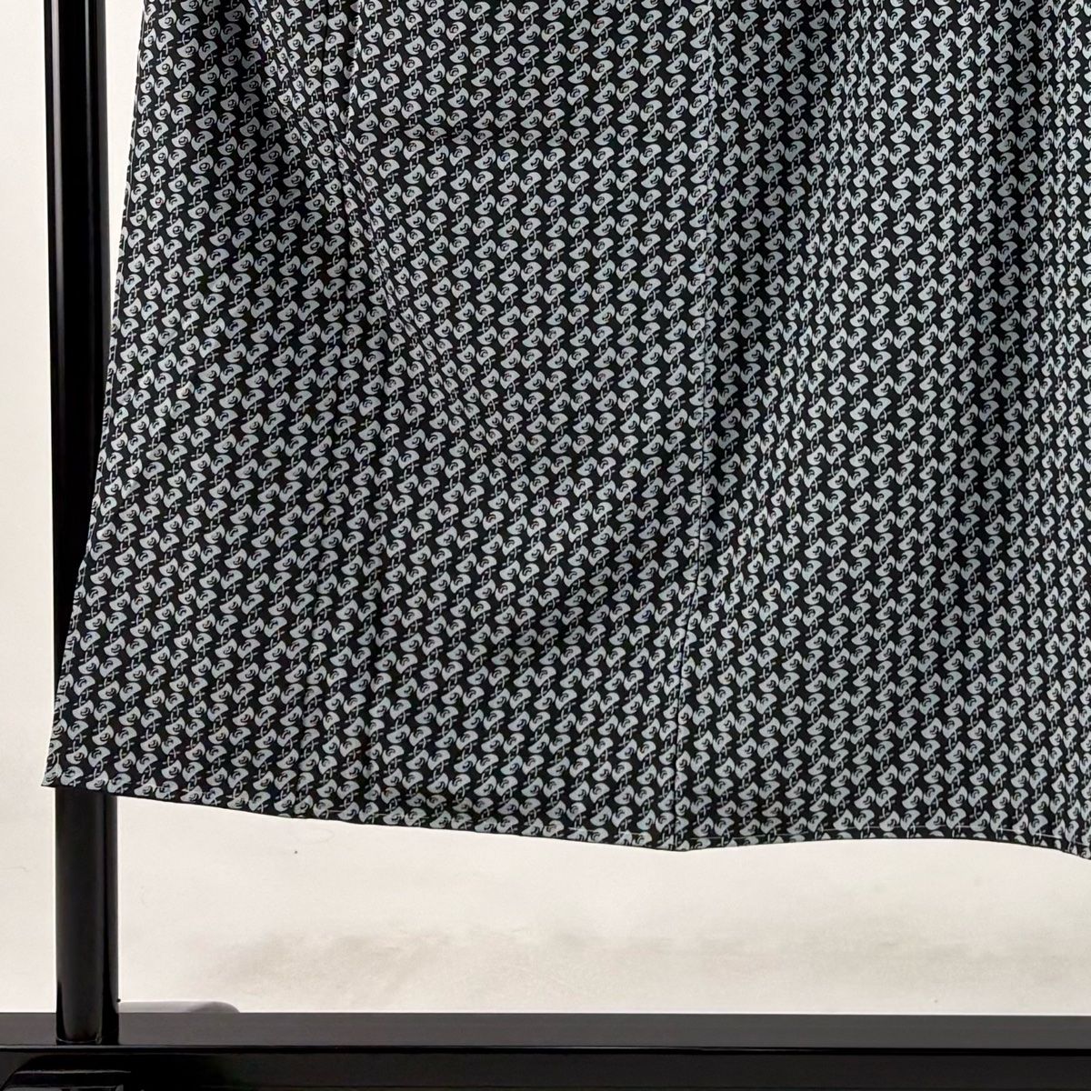 男着物 身丈145cm 裄丈68cm M 袷 小紋 草花 黒 正絹 秀品