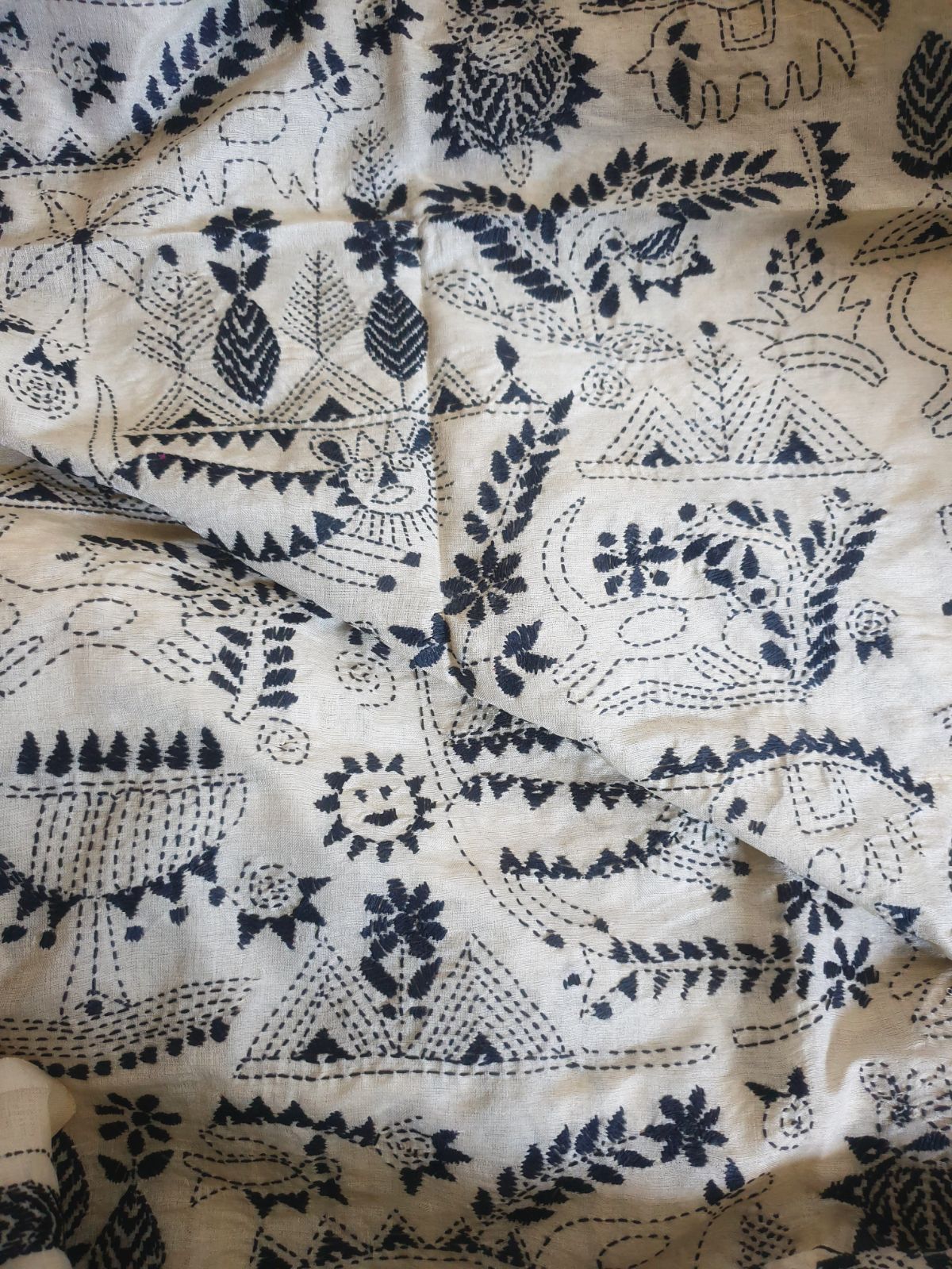 カンタ刺繍 mixタッサーシルクストール ワルリー柄ブラック - メルカリ