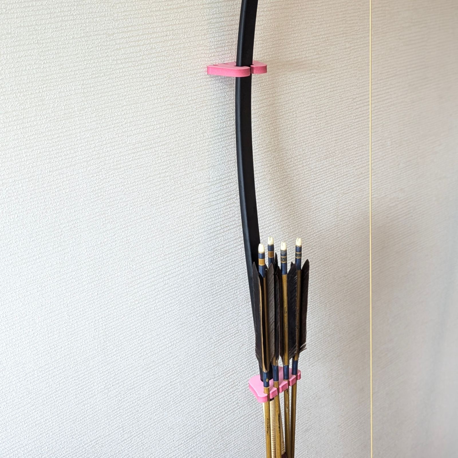 弓道】弓ちゃんと一緒 二個入 （矢と弓をまとめる物）ピンク - メルカリ, image size:1600x1600