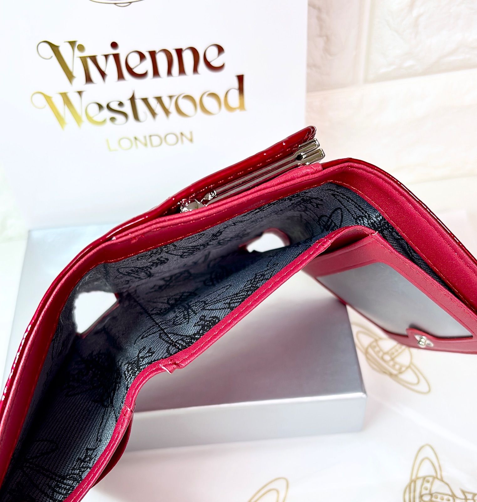 内側に素敵な柄あり🤍新登場】Vivienne Westwood 3つ折り財布 エナメル  