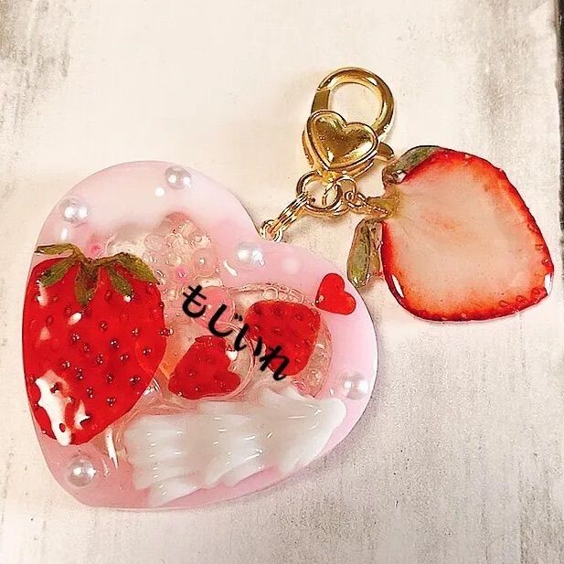 いちごパフェ☆様508☆リメイク☆ぷっくりハートキーホルダー４個セット いちごパフェ☆様508☆リメイク☆ぷっくりハートキーホルダー4個