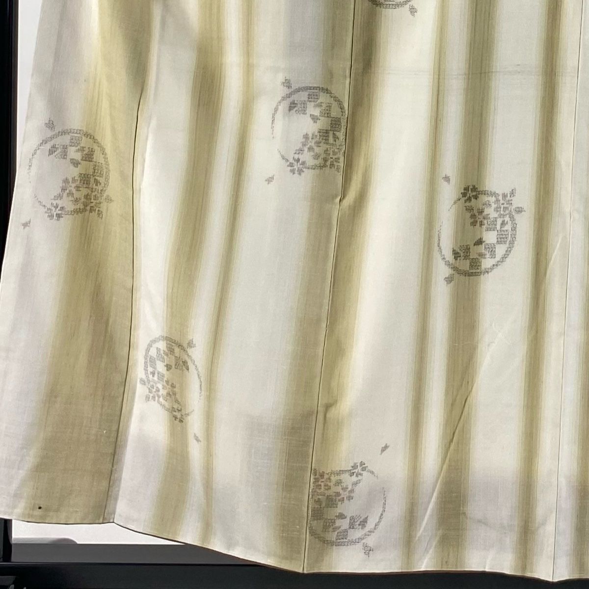 紬 身丈158cm 裄丈63.5cm S 袷 やまと 証紙 花丸文 縦縞 薄茶色 正絹 秀品