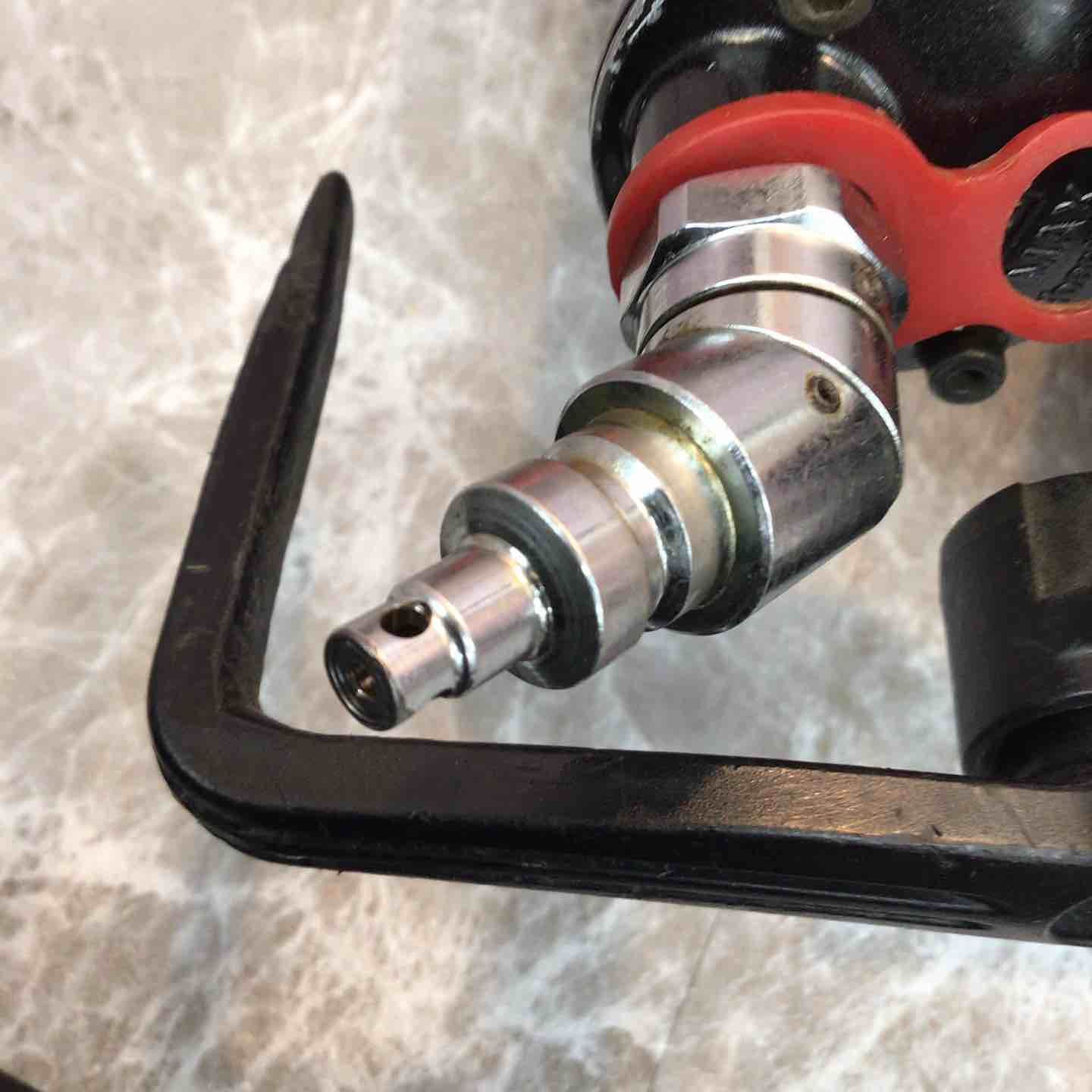 高圧エア釘打ち機