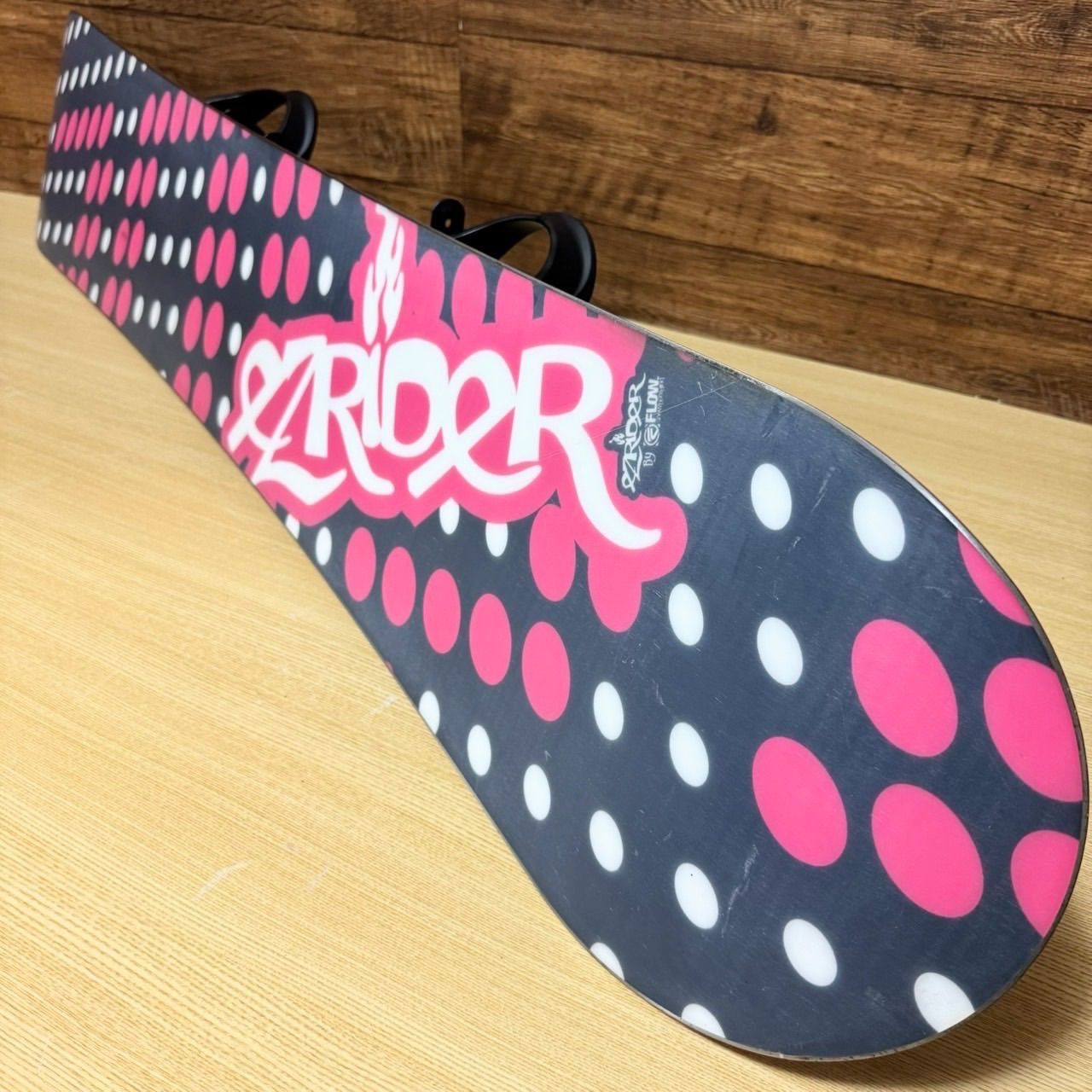 改良版入荷！ FLOWフロー レディース スノーボード3点セット 初心者オススメ ボード 146cm バインディング ブーツ 24cm メンテナンス済み かわいい 悩みのない