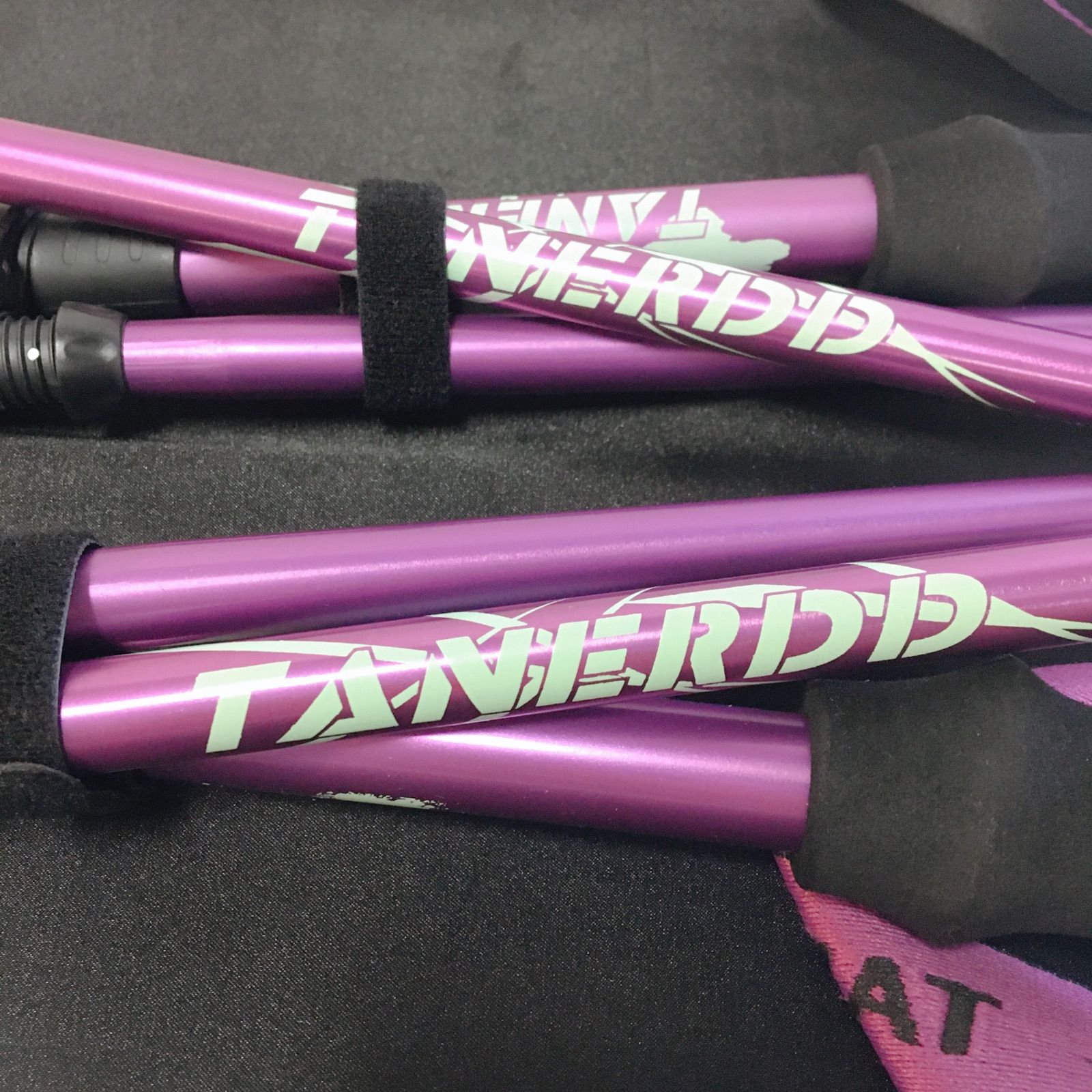 美品】TANERDD トレッキングポール2本 パープル 登山用品 折り畳み可能 持ち運び専用収納袋付き - メルカリ