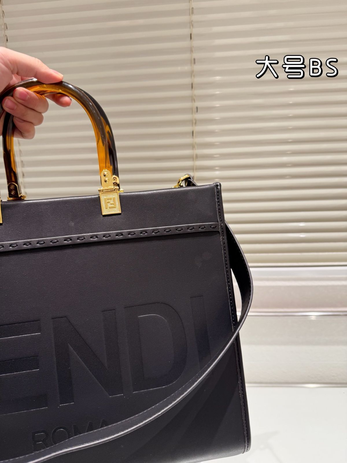 Fendi ロゴトートバッグ フェンディ】ロゴが効いたトートバッグ＆ミニ財布の最新を