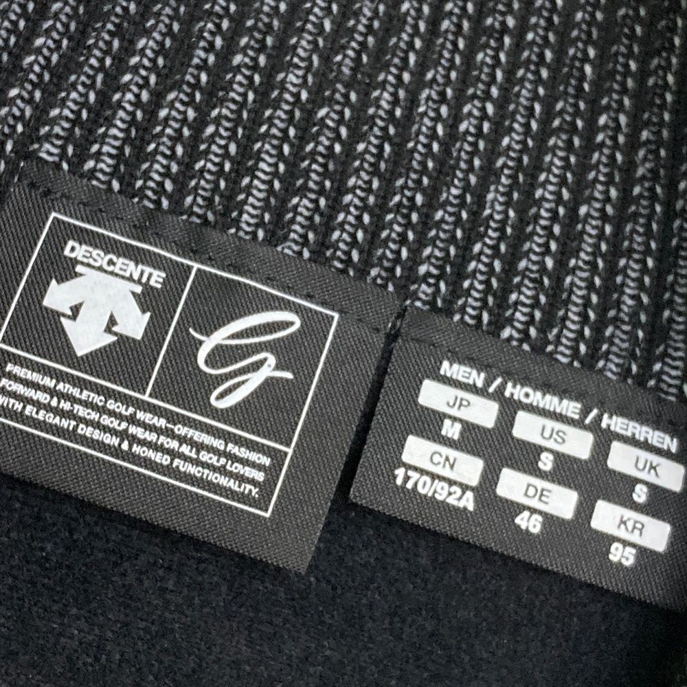 サイズ：M DESCENTE GOLF デサントゴルフ  中綿切替 ニットジャケット 総柄 ブラック系 [240101478433] ゴルフウェア メンズ ストスト サイズ：M DESCENTE GOLF デサントゴルフ 中綿切替 ニット
