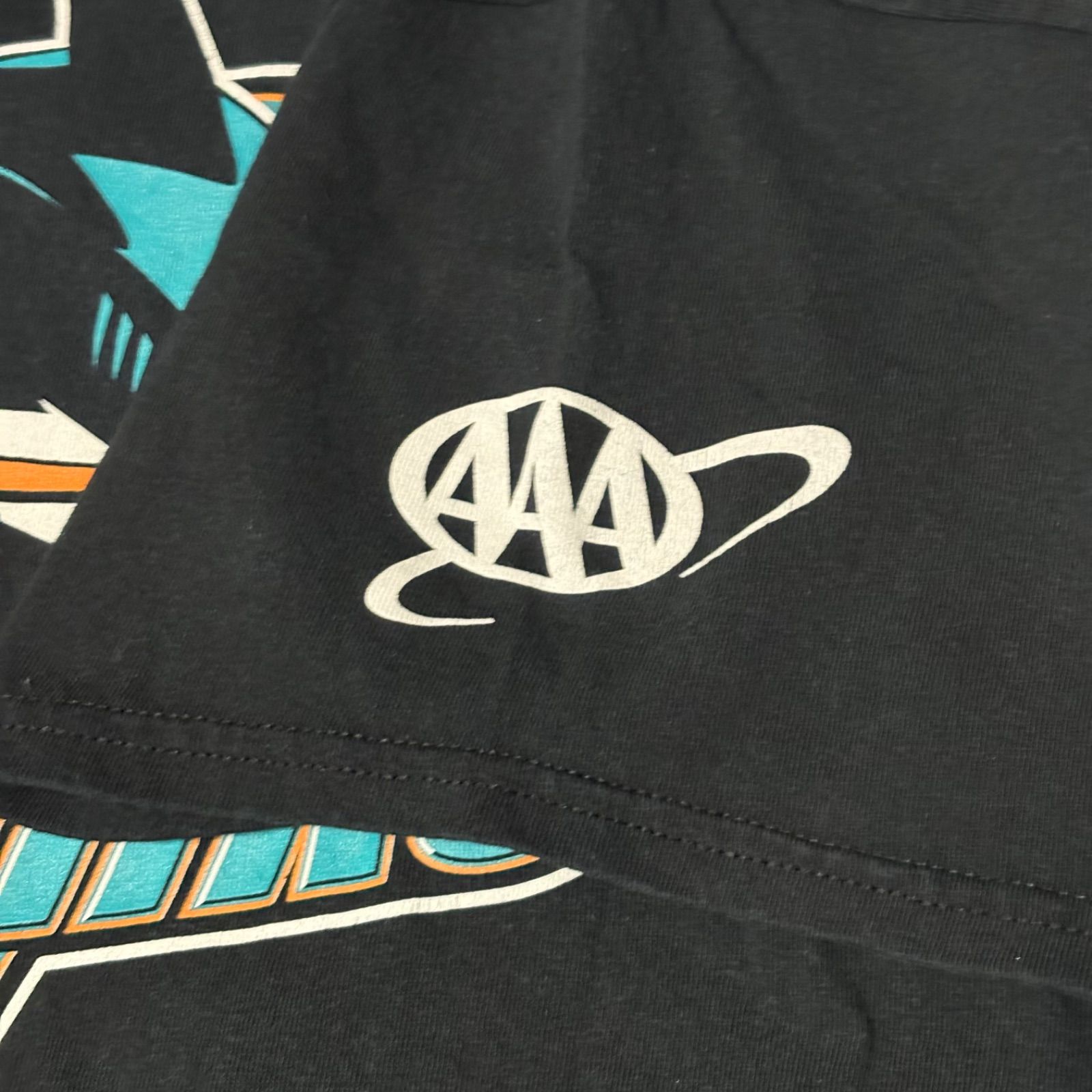 00s GILDAN &ldquo;SANJOSE SHARKS&rdquo; S/S Graphic T-Shirt ギルダン サンノゼ・シャークス グラフィックTシャツ 半袖 ブラック XLサイズ ハイチ製 AAA 袖プリント NHL アイスホッケー ストリート スポーツ
