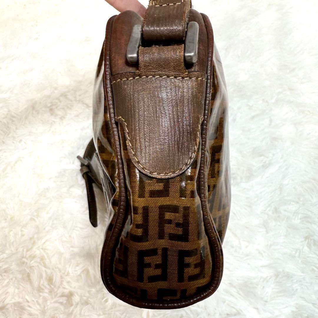 FENDI フェンディ ズッカ柄エナメルレザーショルダーバック