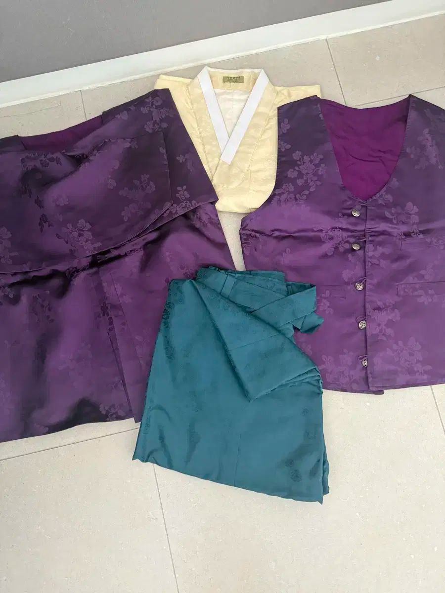 男性用と女性用の韓服シーツ