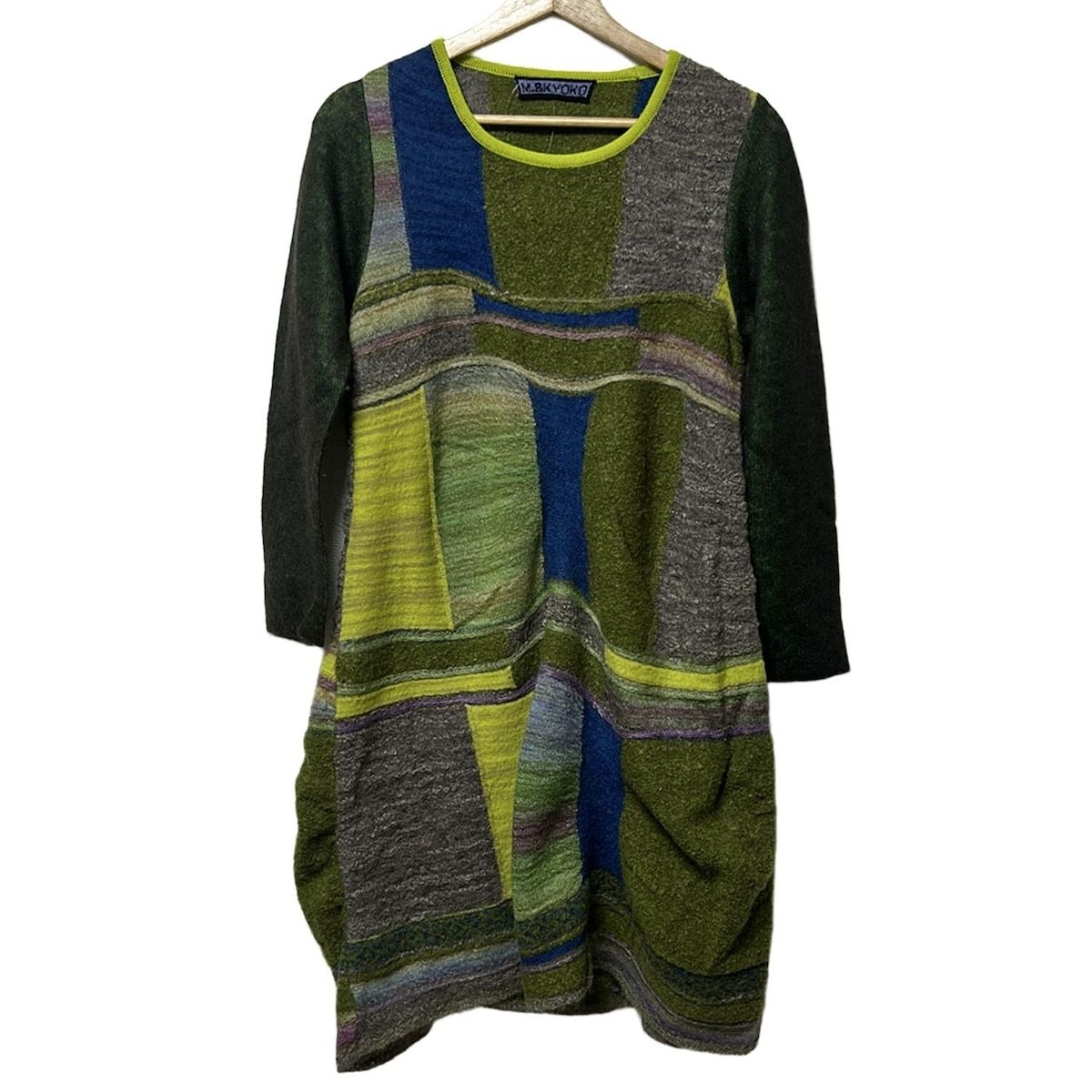 エムアンドキョウコ ワンピース サイズ1 S レディース - カーキ×ダークグリーン×マルチ クルーネック 長袖 ひざ丈 ニット