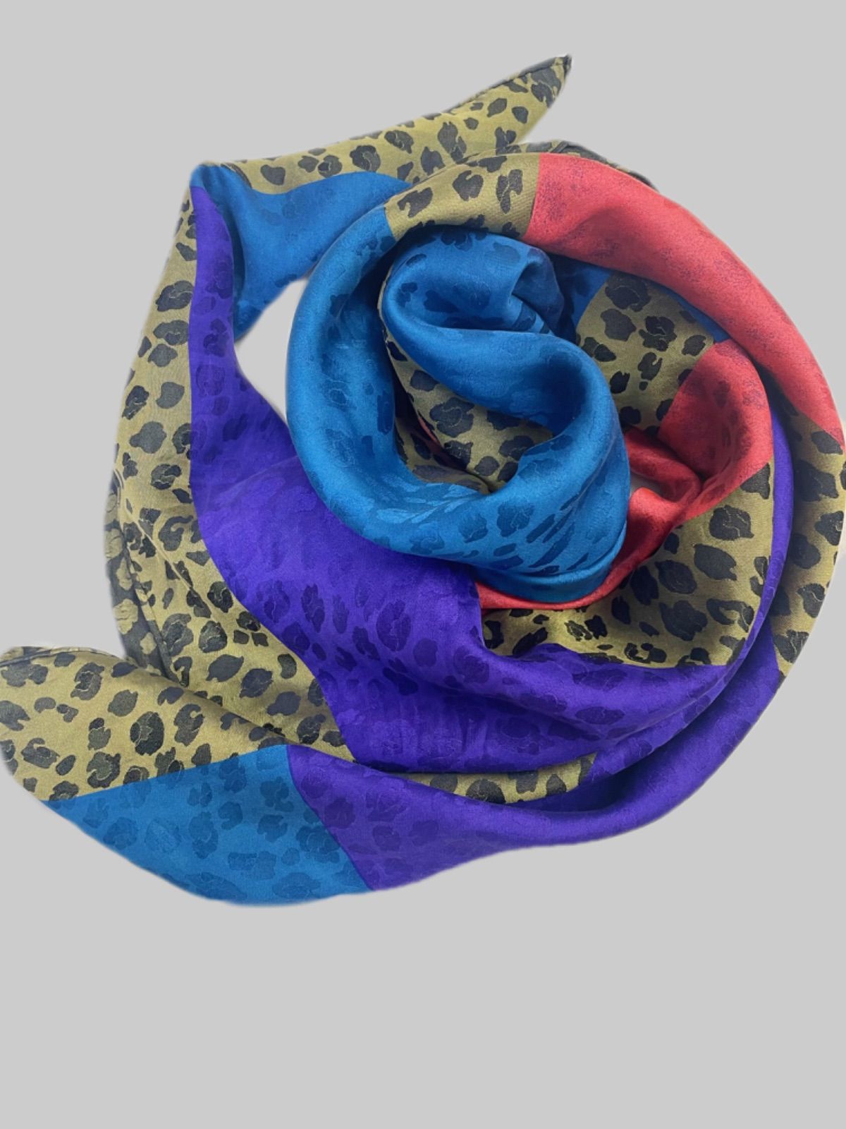 高級感 GIVENCHY ヒョウ柄 大判スカーフ 108㎝×108㎝ - メルカリ