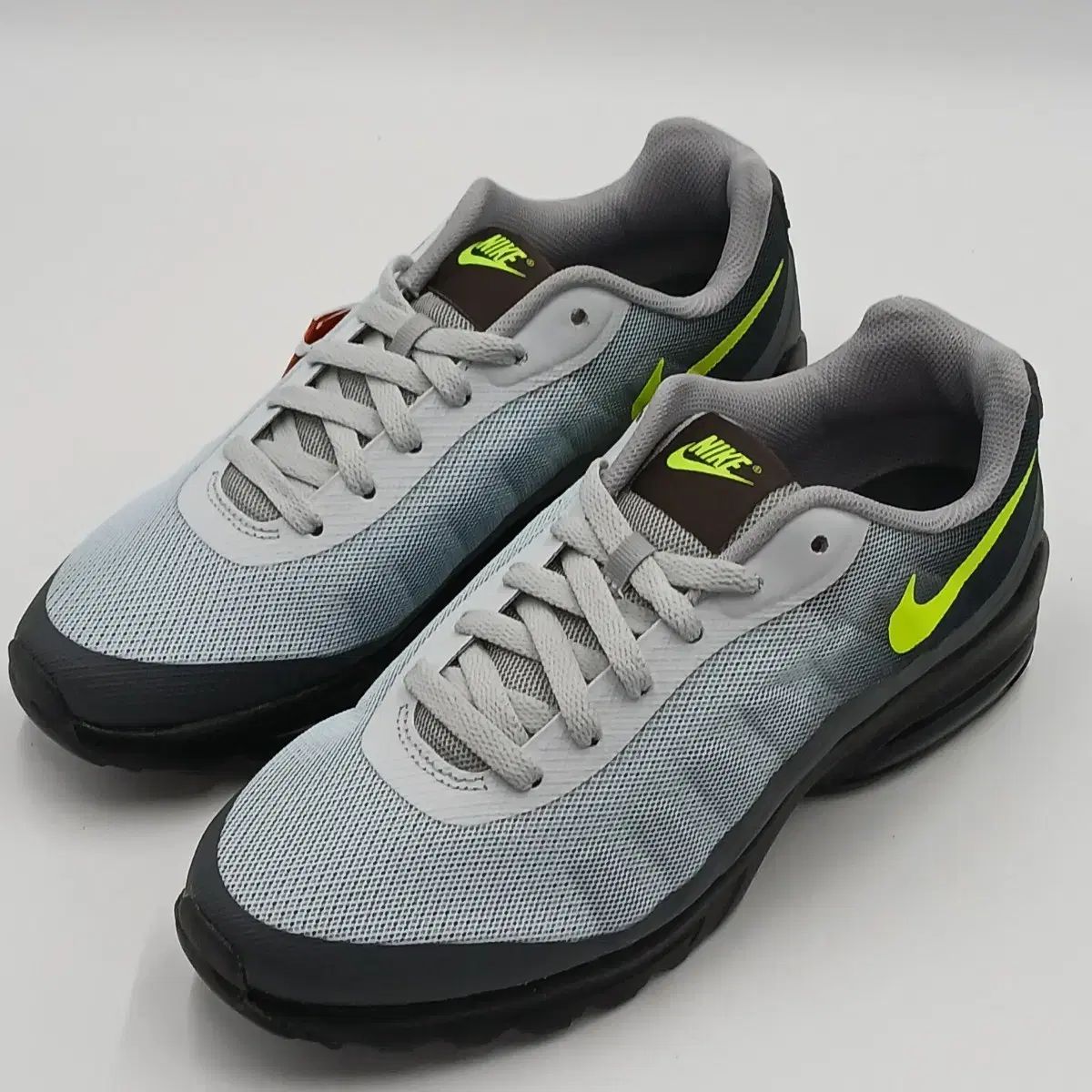 NIKE ナイキ エアマックス インビゴメンズ スニーカー ランニングシューズ 260